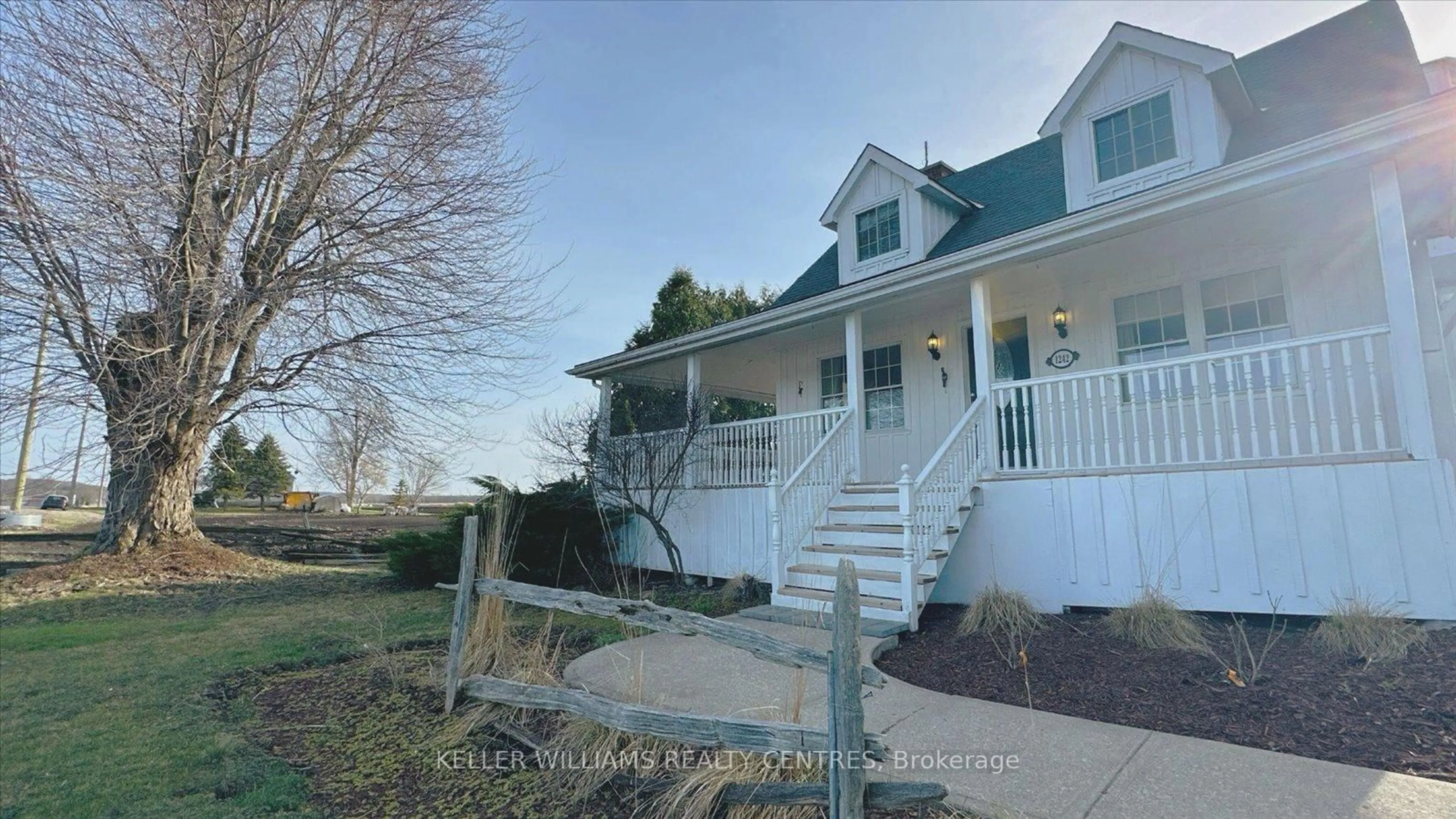 A pic from outside/outdoor area/front of a property/back of a property/a pic from drone, water/lake/river/ocean view for 1242 River Rd, Bradford West Gwillimbury Ontario L9N 1L3