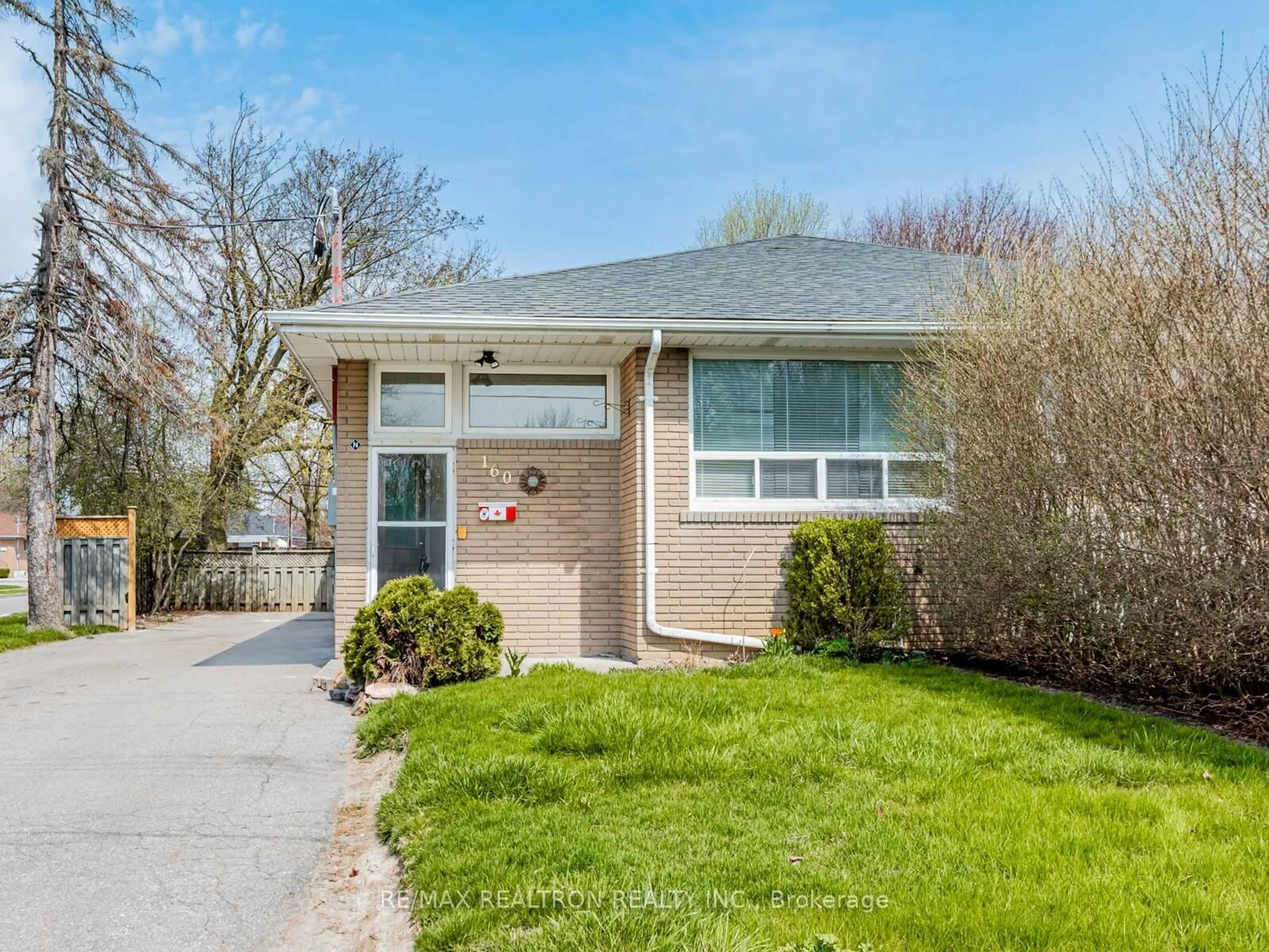 Home with vinyl exterior material, street for 160 Longford Dr, Newmarket Ontario L3Y 2Y8