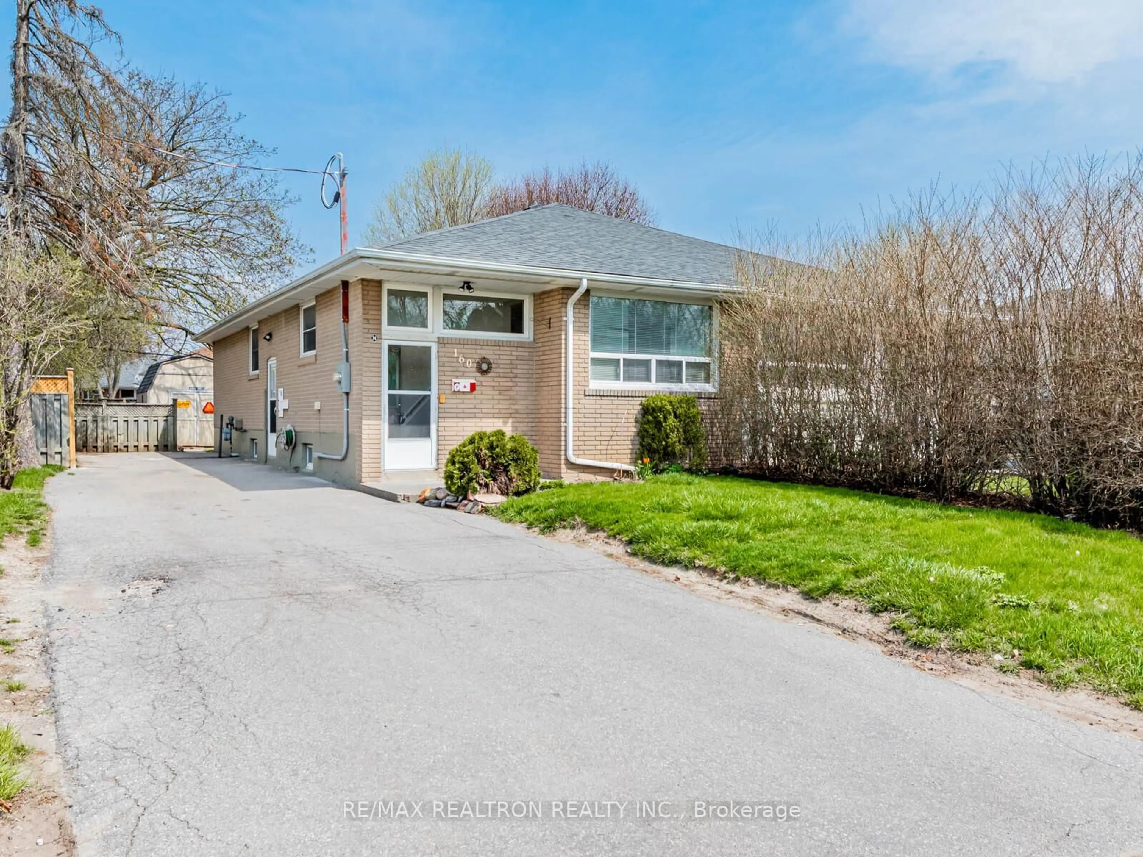 Home with brick exterior material, street for 160 Longford Dr, Newmarket Ontario L3Y 2Y8