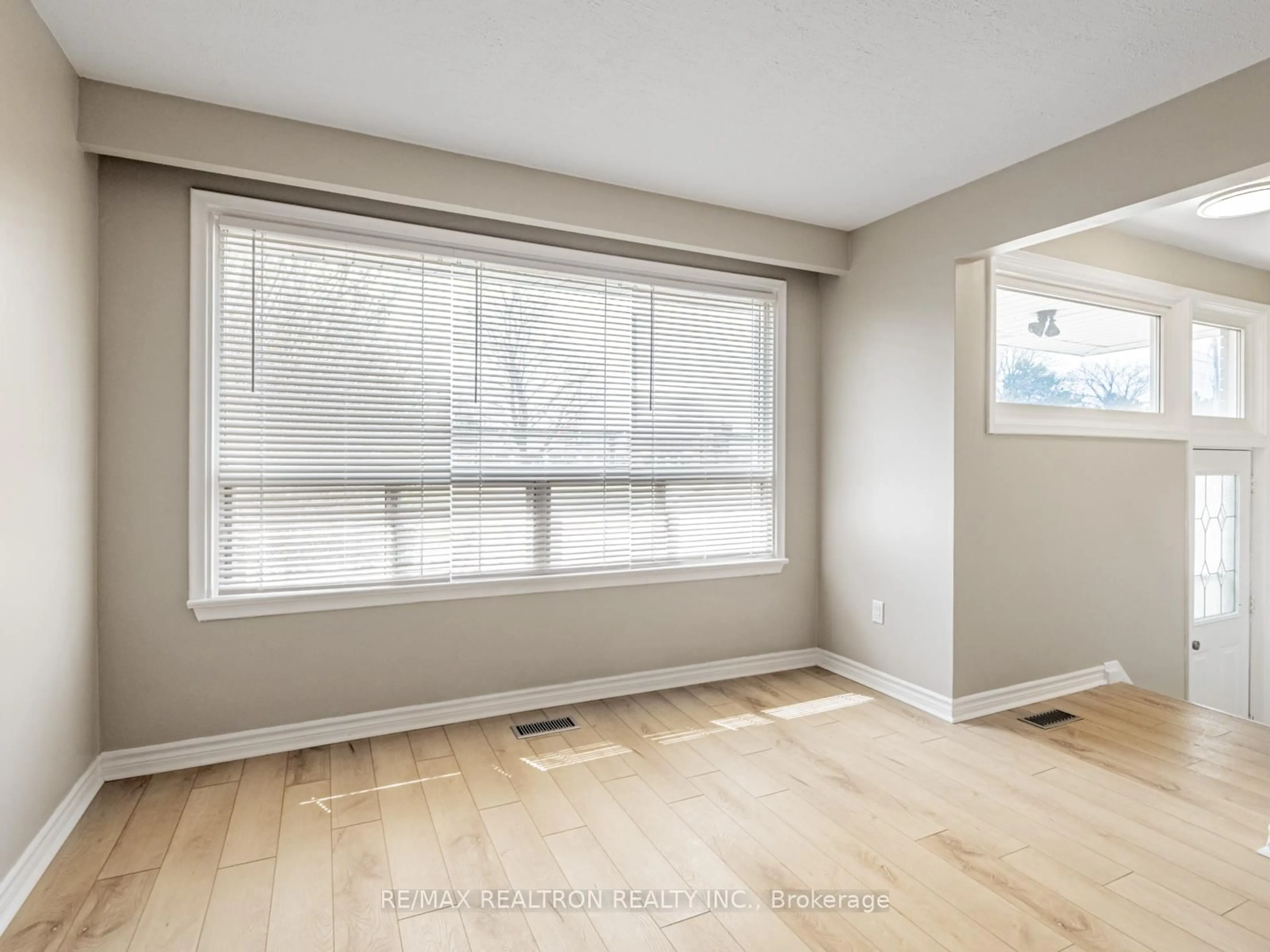 A pic of a room for 160 Longford Dr, Newmarket Ontario L3Y 2Y8