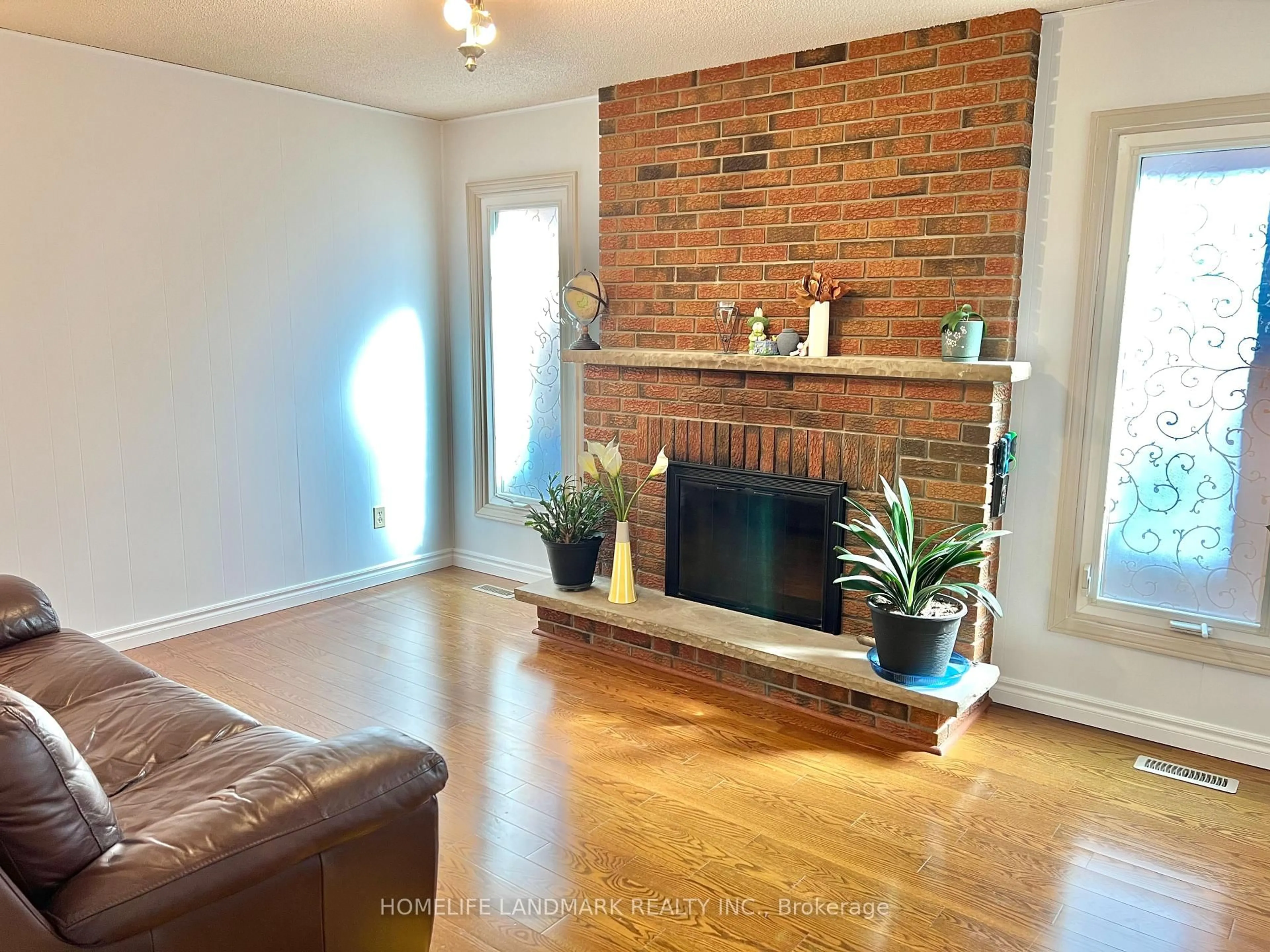 Living room with furniture, wood/laminate floor for 37 Stargell Cres, Markham Ontario L3P 4J7
