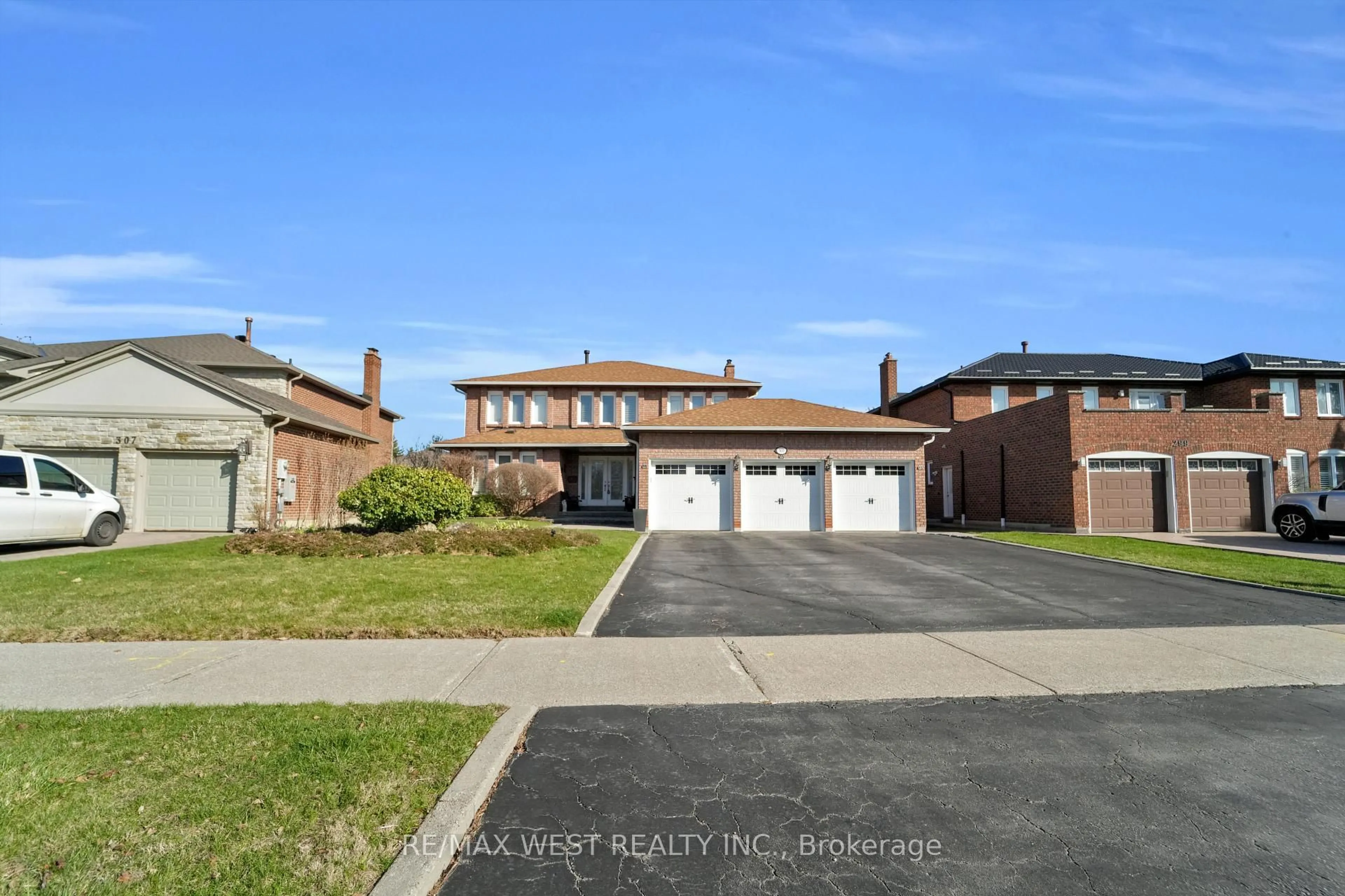 Unknown for 303 Wycliffe Ave, Vaughan Ontario L4L 3N7