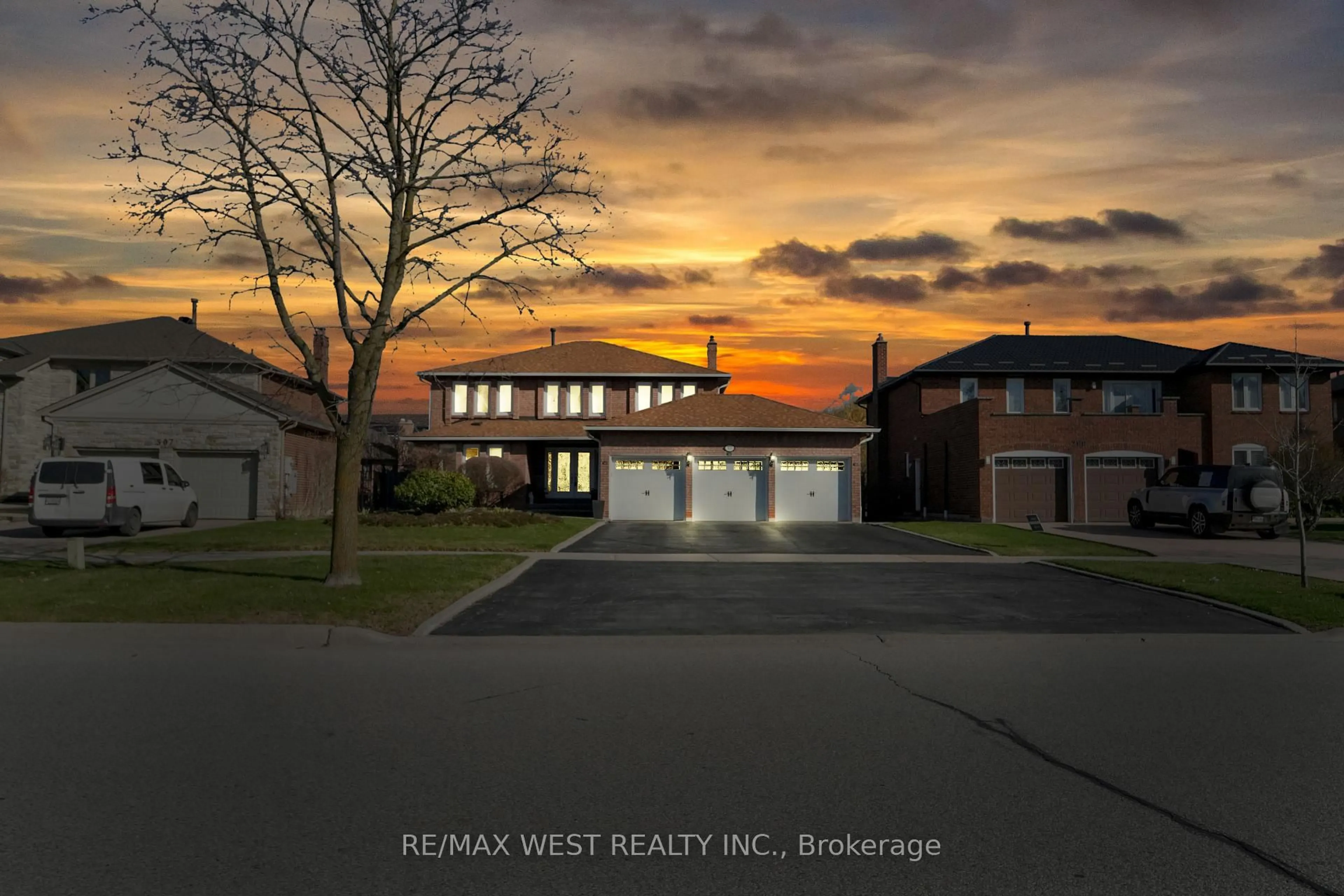 A pic from outside/outdoor area/front of a property/back of a property/a pic from drone, street for 303 Wycliffe Ave, Vaughan Ontario L4L 3N7