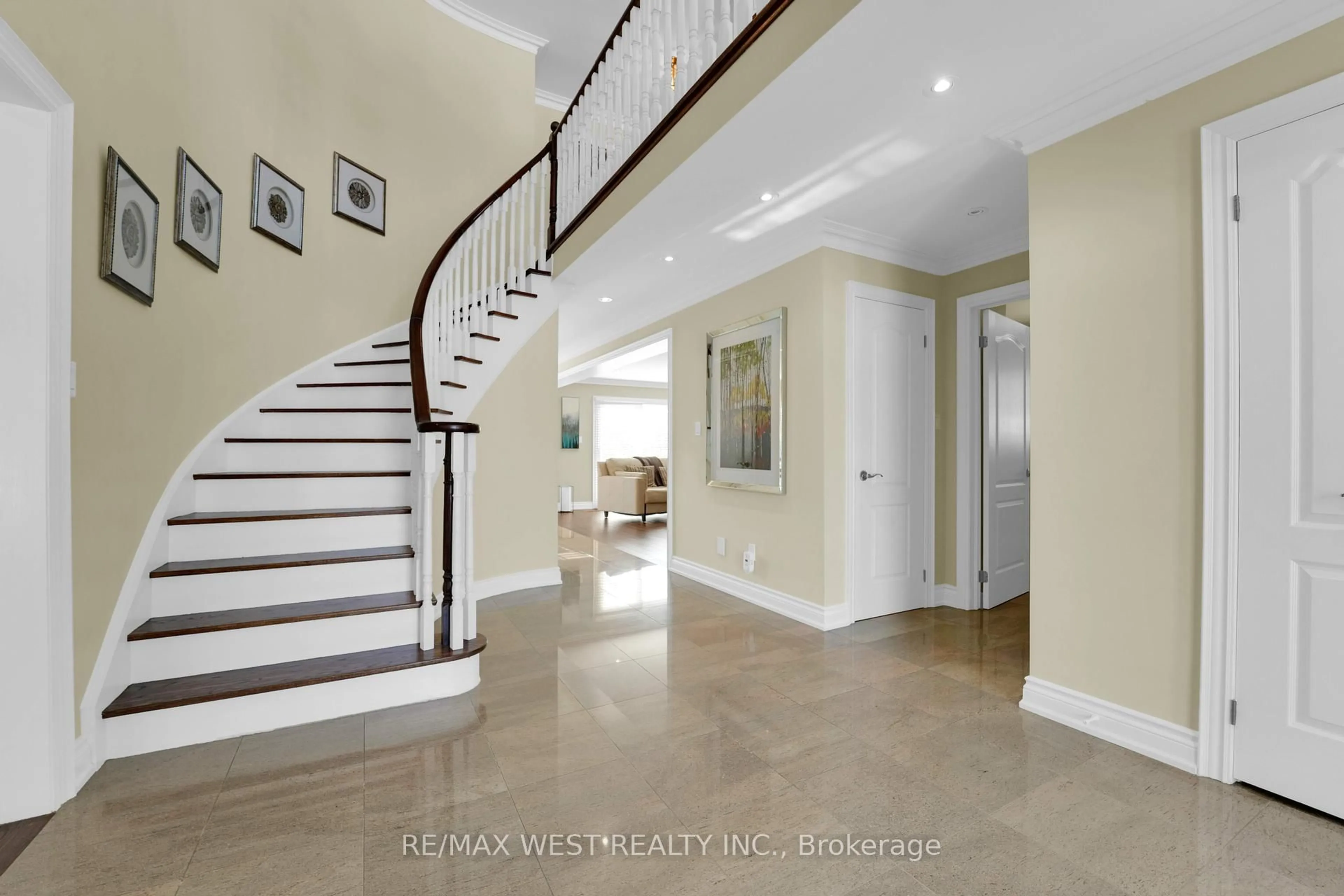Indoor entryway for 303 Wycliffe Ave, Vaughan Ontario L4L 3N7