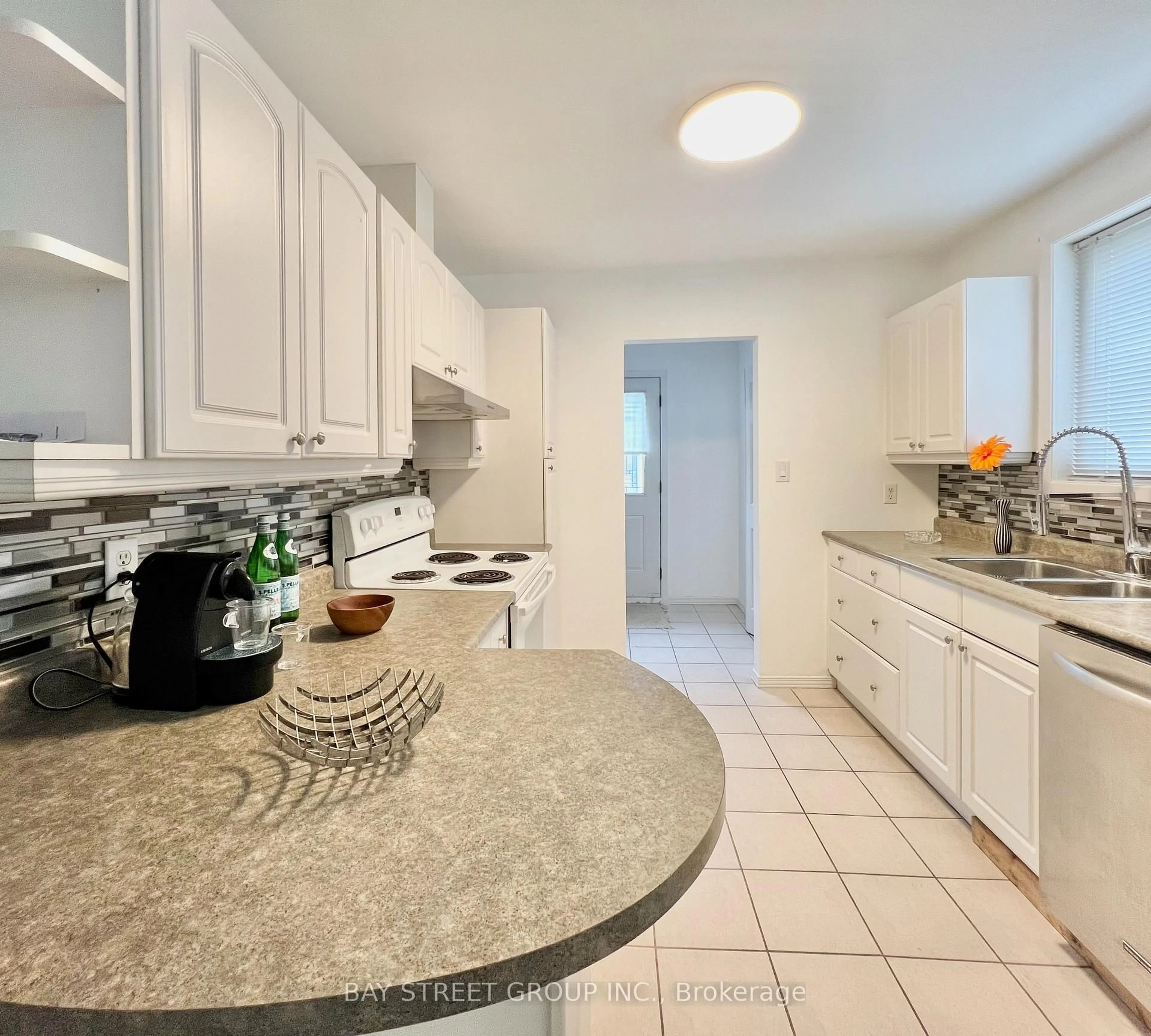 Unknown for 728 Sunnypoint Dr, Newmarket Ontario L3Y 2Z8
