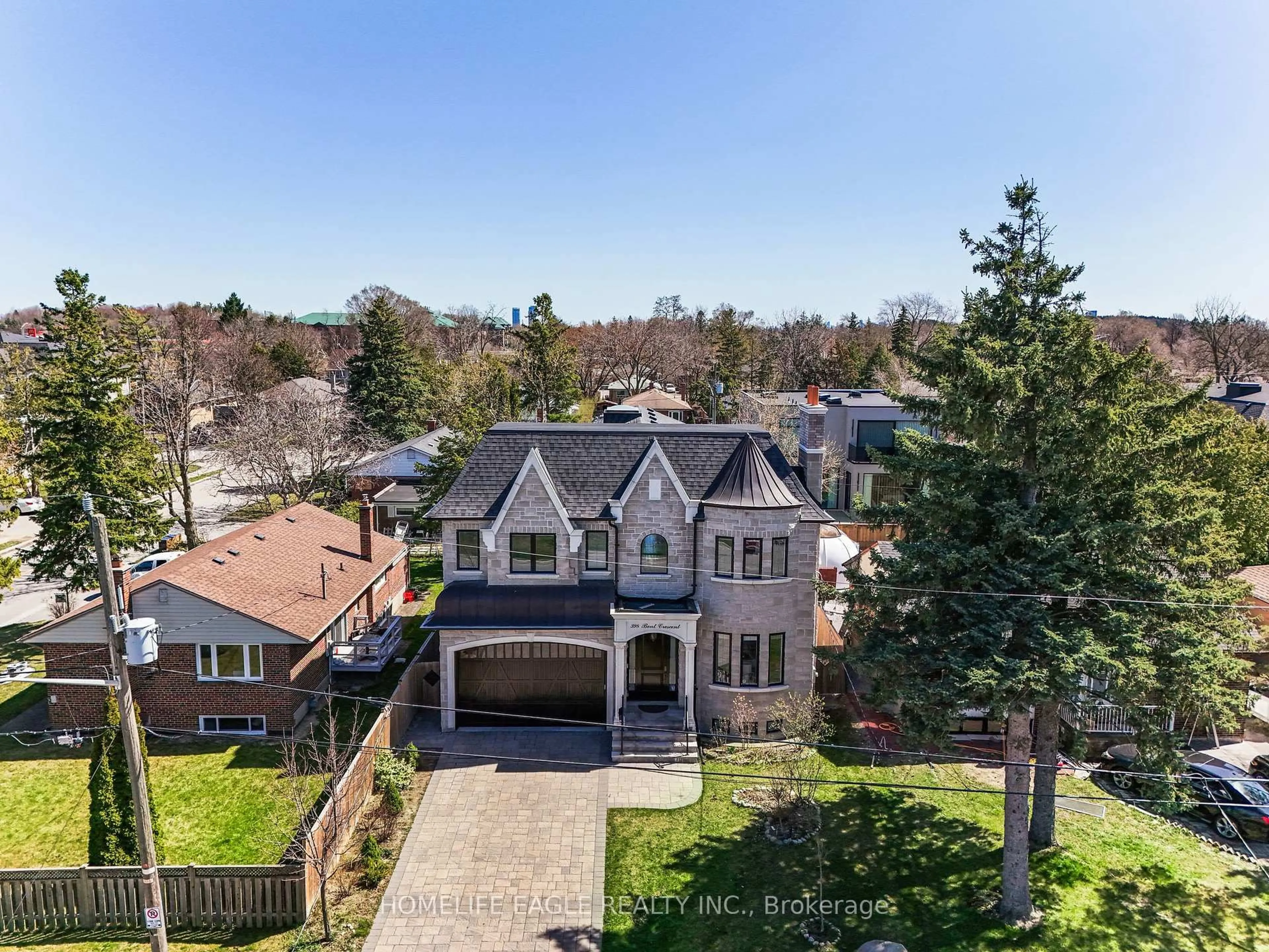 A pic from outside/outdoor area/front of a property/back of a property/a pic from drone, street for 398 Bent Cres, Richmond Hill Ontario L4C 1C3
