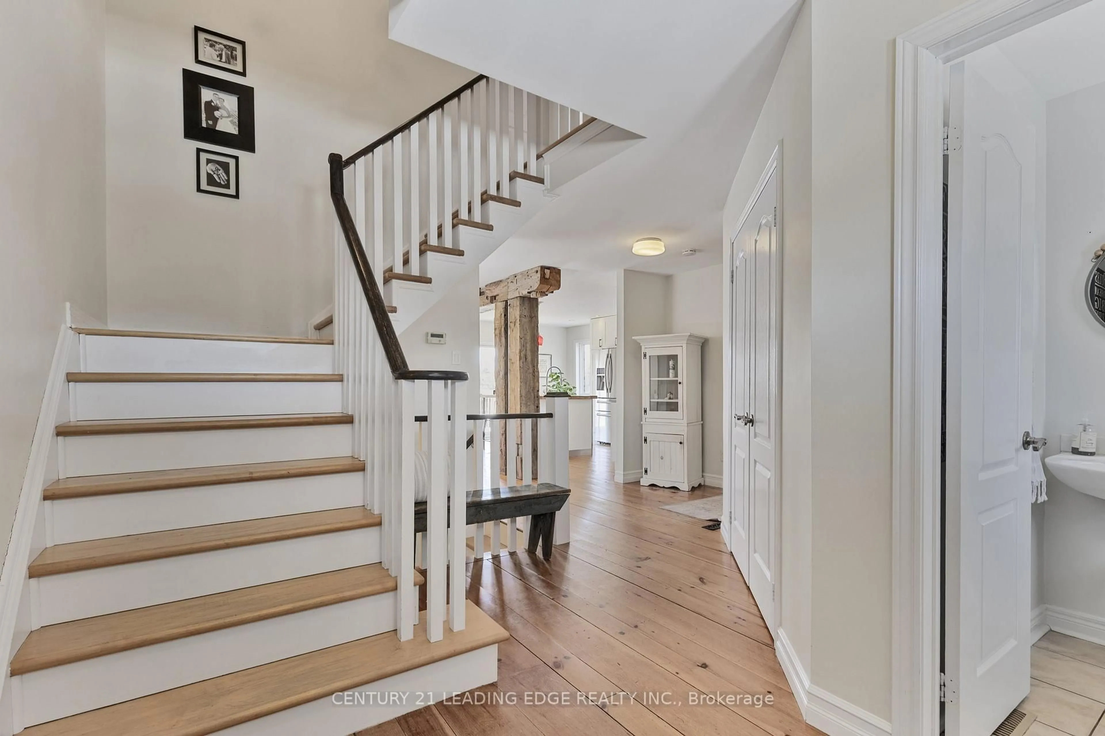 Indoor entryway for 30 Nelkydd Lane, Uxbridge Ontario L9P 1Y1