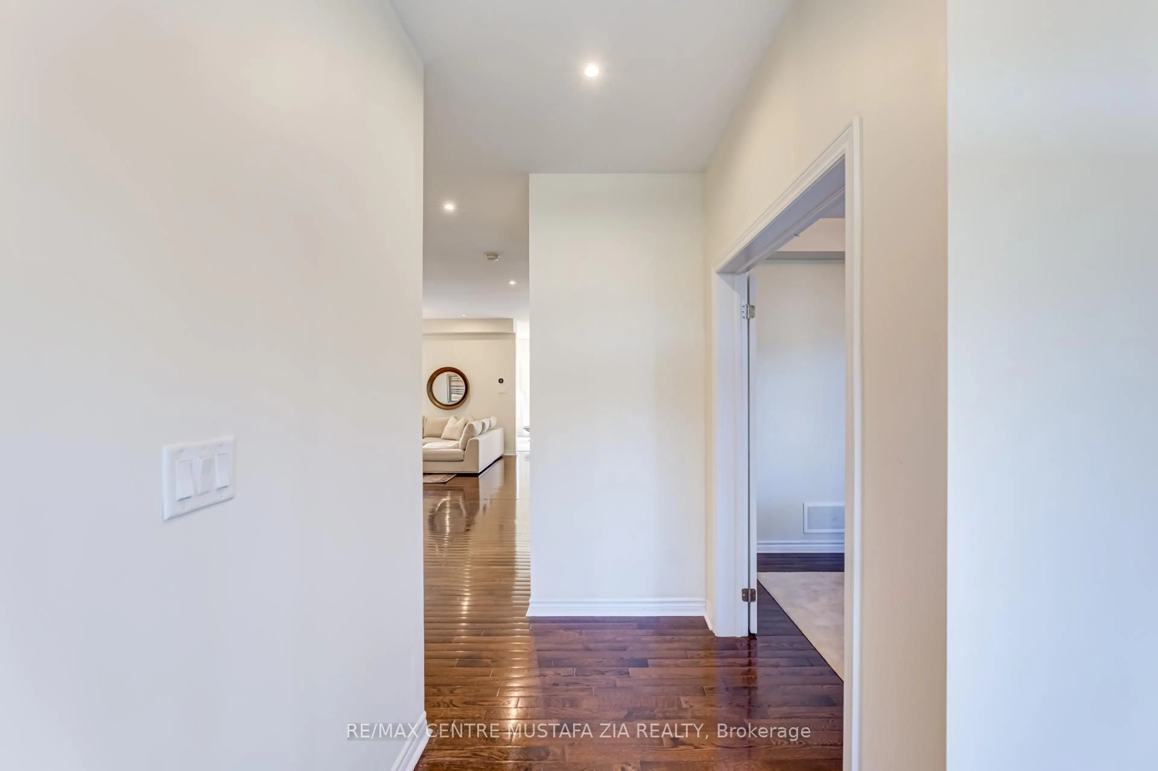 Indoor entryway for 28 Rossini Dr, Richmond Hill Ontario L4E 0R5