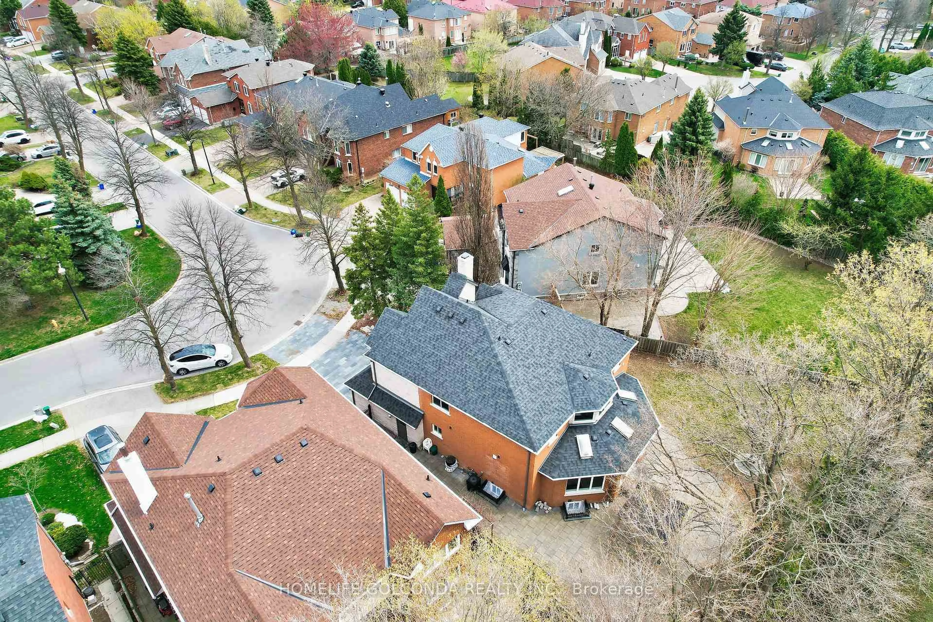 A pic from outside/outdoor area/front of a property/back of a property/a pic from drone, street for 25 Conistan Rd, Markham Ontario L3R 8K8
