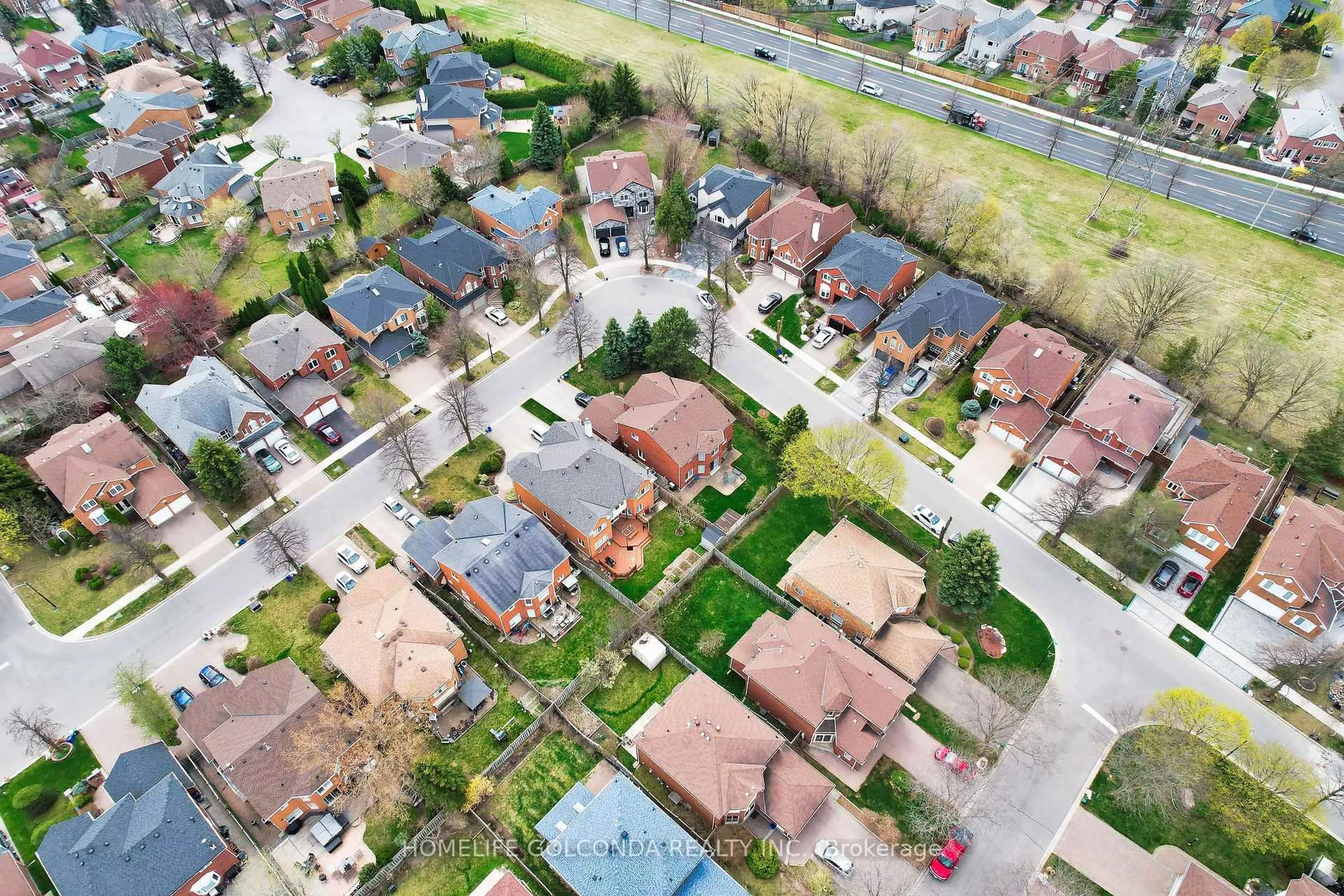 A pic from outside/outdoor area/front of a property/back of a property/a pic from drone, street for 25 Conistan Rd, Markham Ontario L3R 8K8