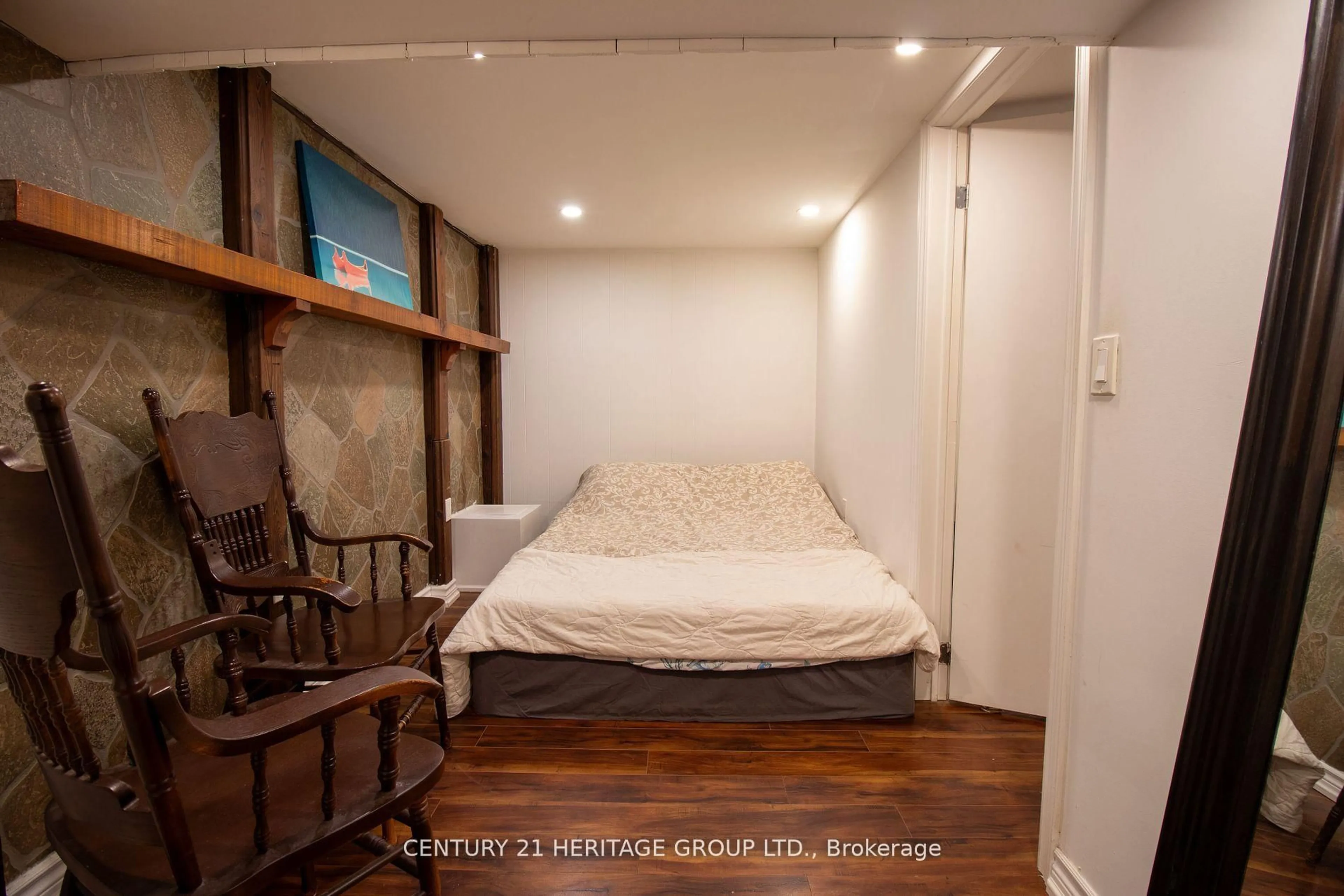 Bedroom with bed, wood/laminate floor for 333 Neal Dr, Richmond Hill Ontario L4C 3L3
