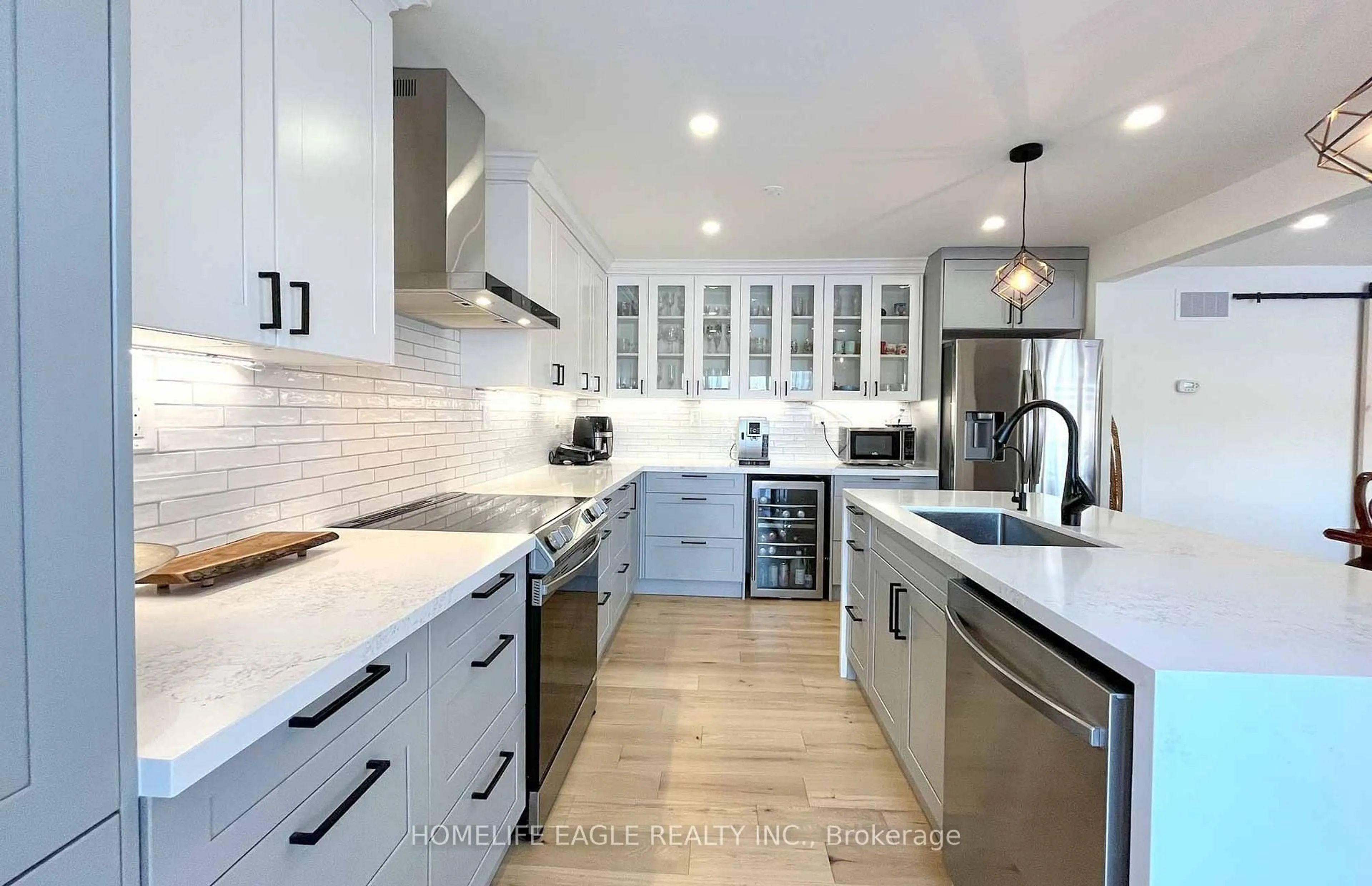 Contemporary kitchen, ceramic/tile floor for 143 Sand Rd, East Gwillimbury Ontario L9N 1H9