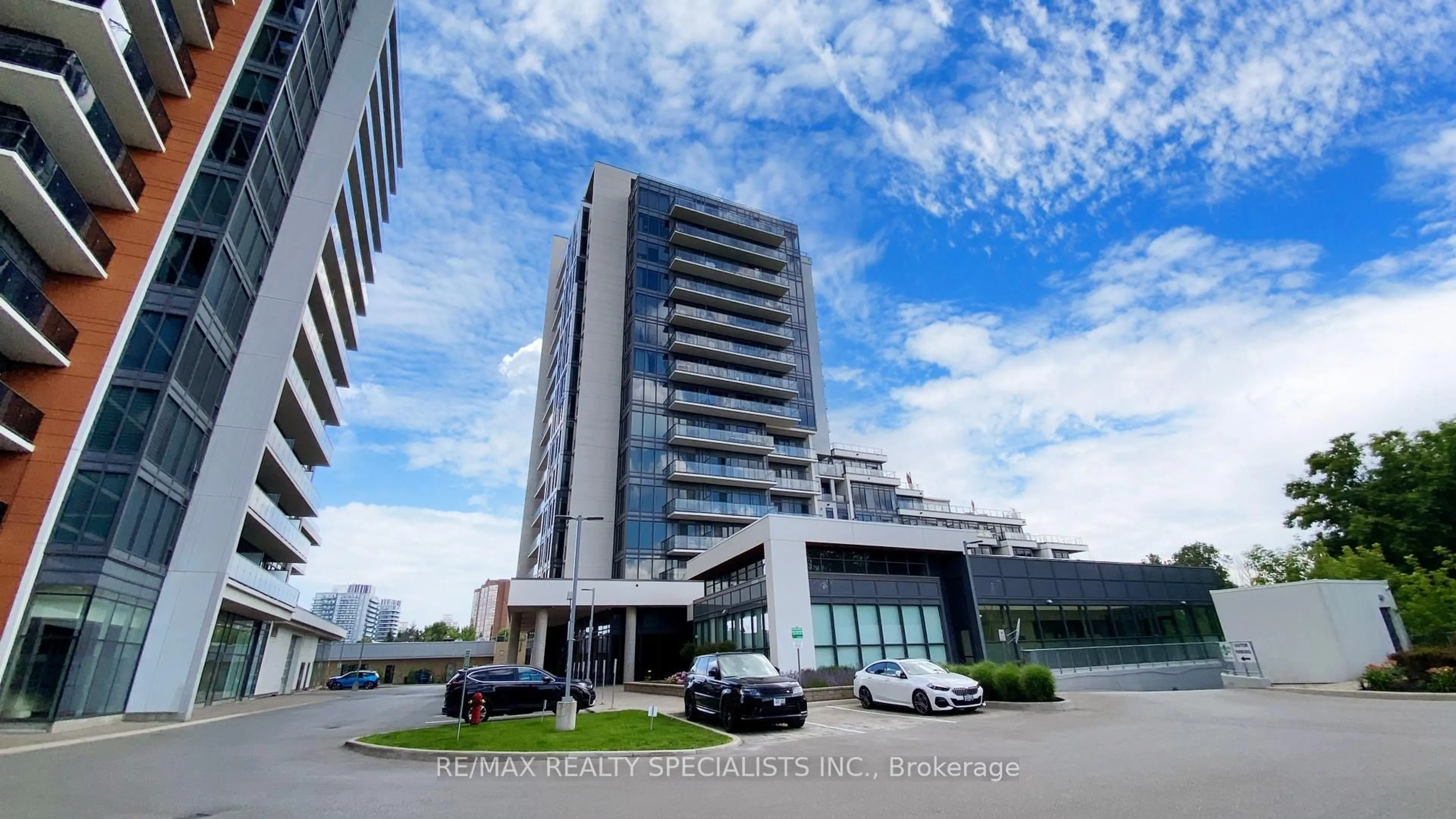 Indoor foyer for 9618 Yonge St #205, Richmond Hill Ontario L4C 0X5