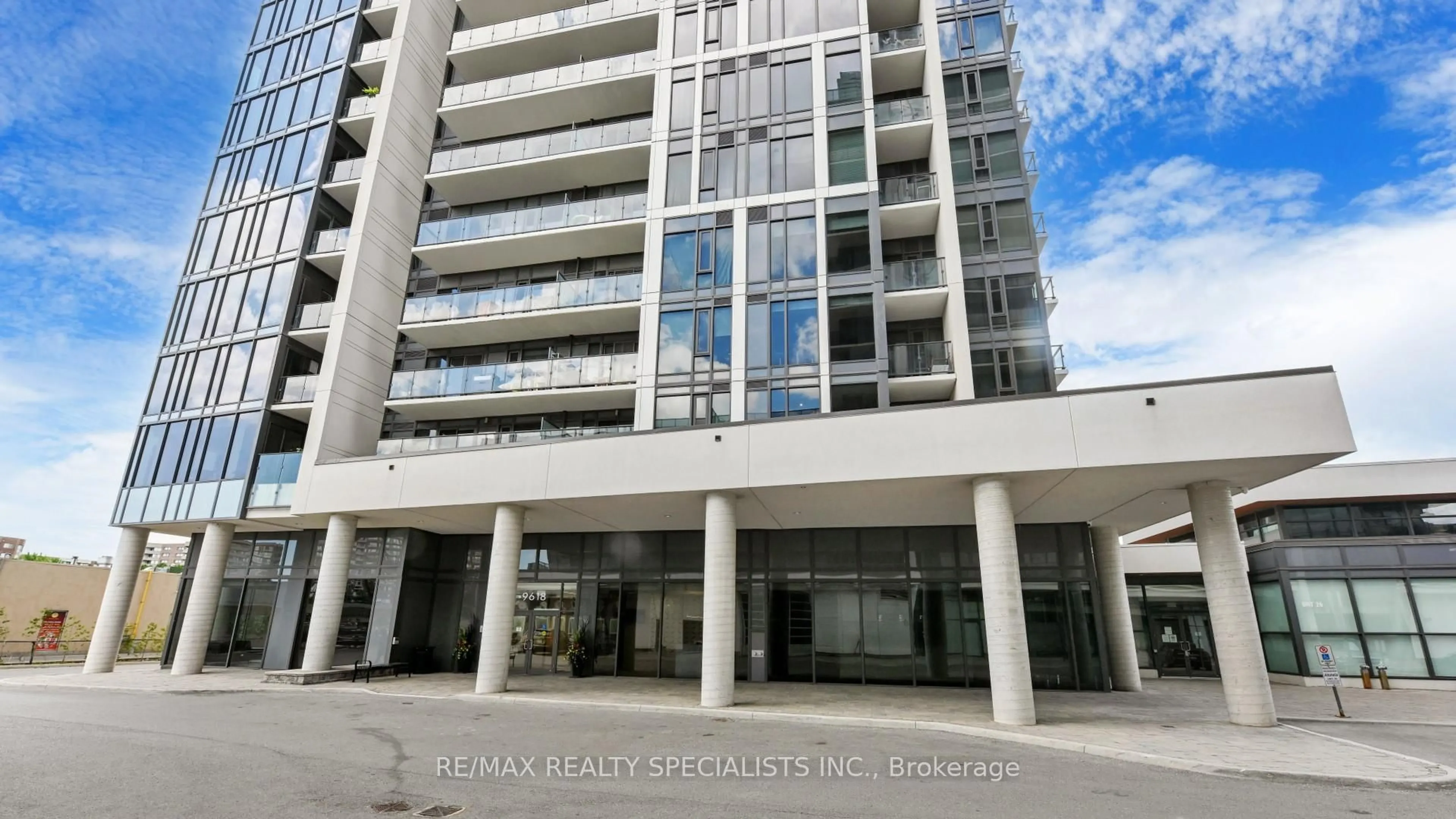 Indoor foyer for 9618 Yonge St #205, Richmond Hill Ontario L4C 0X5