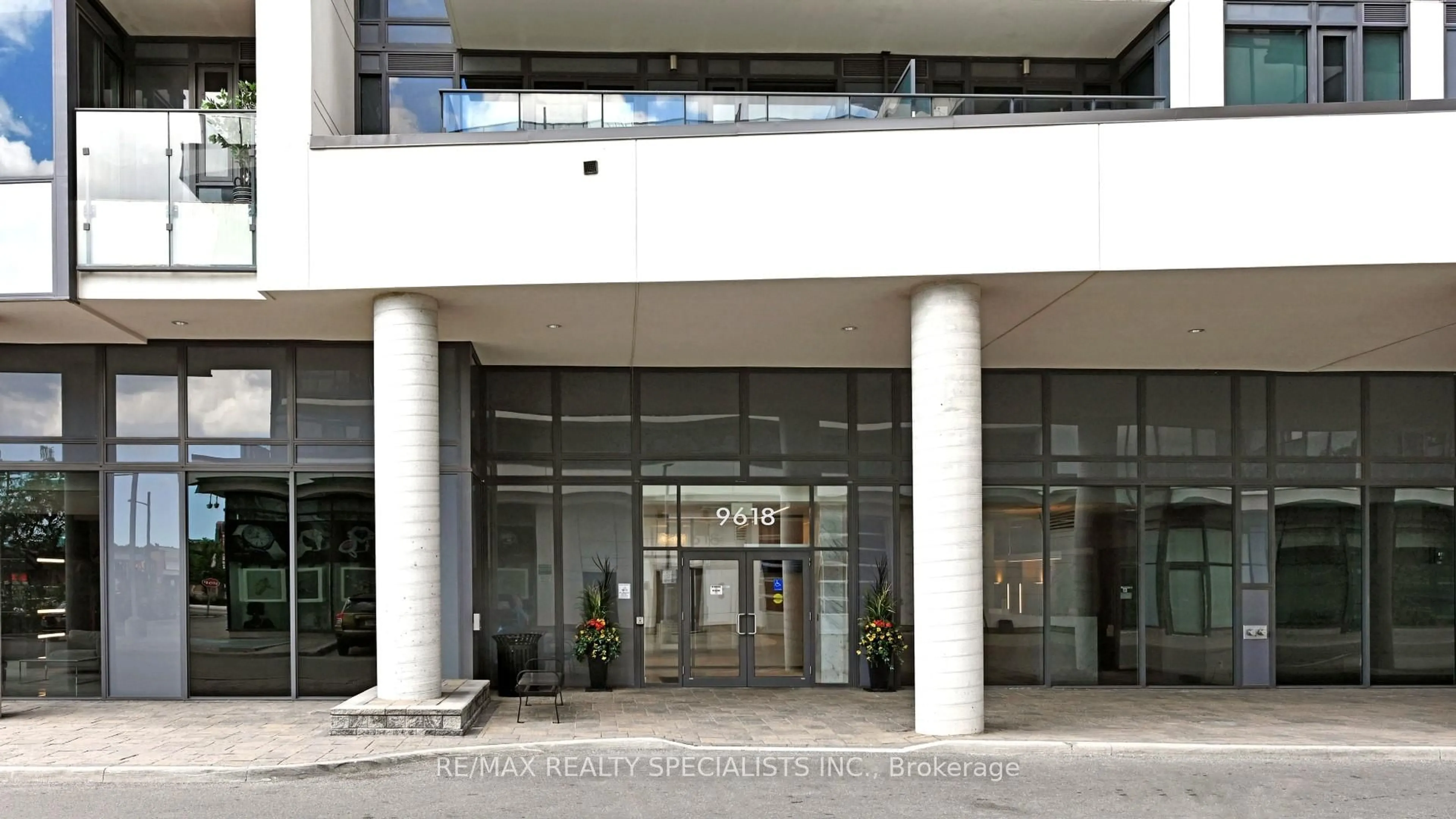 Lobby for 9618 Yonge St #205, Richmond Hill Ontario L4C 0X5