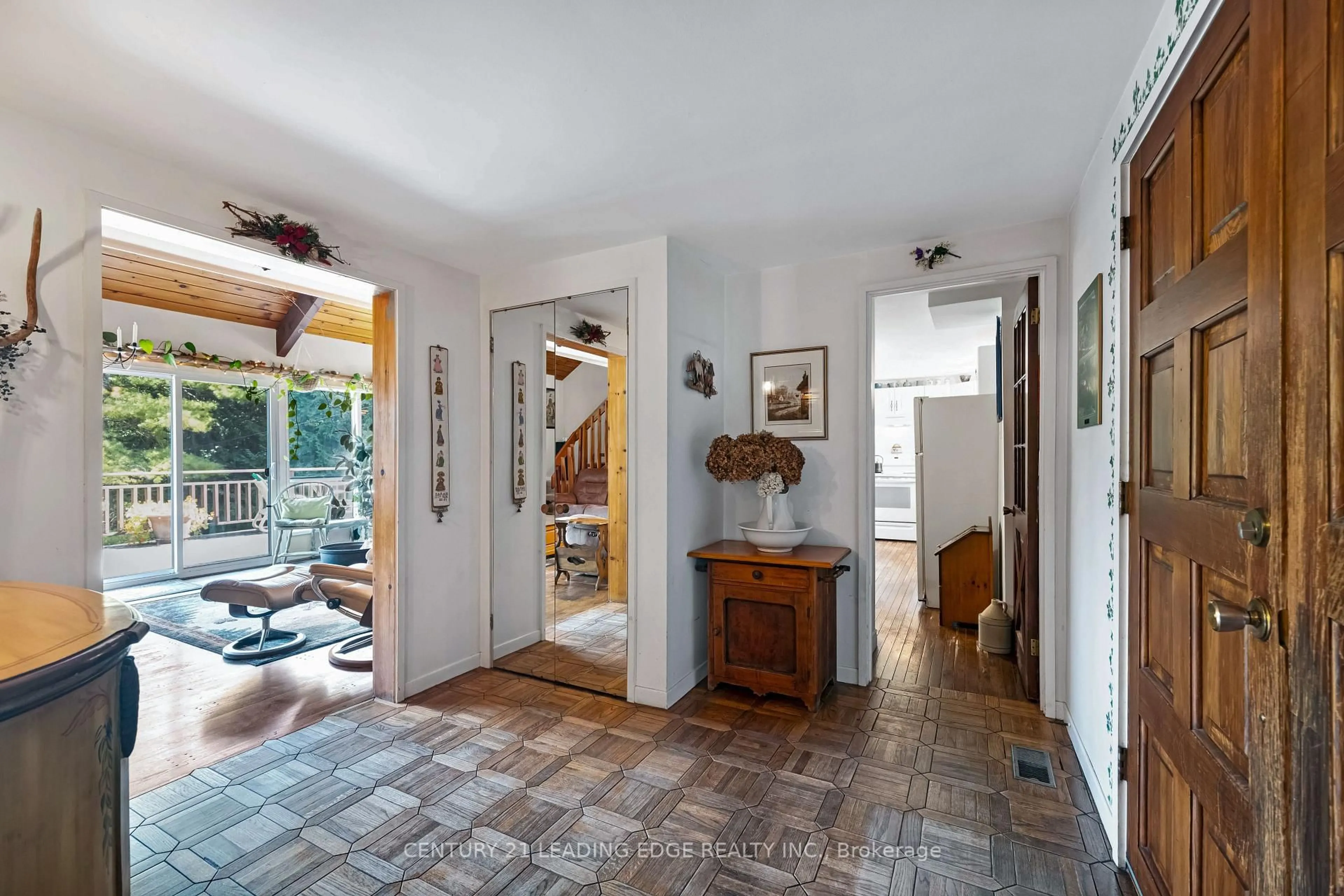 Indoor foyer for 20830 York Durham Line, East Gwillimbury Ontario L0E 1T0