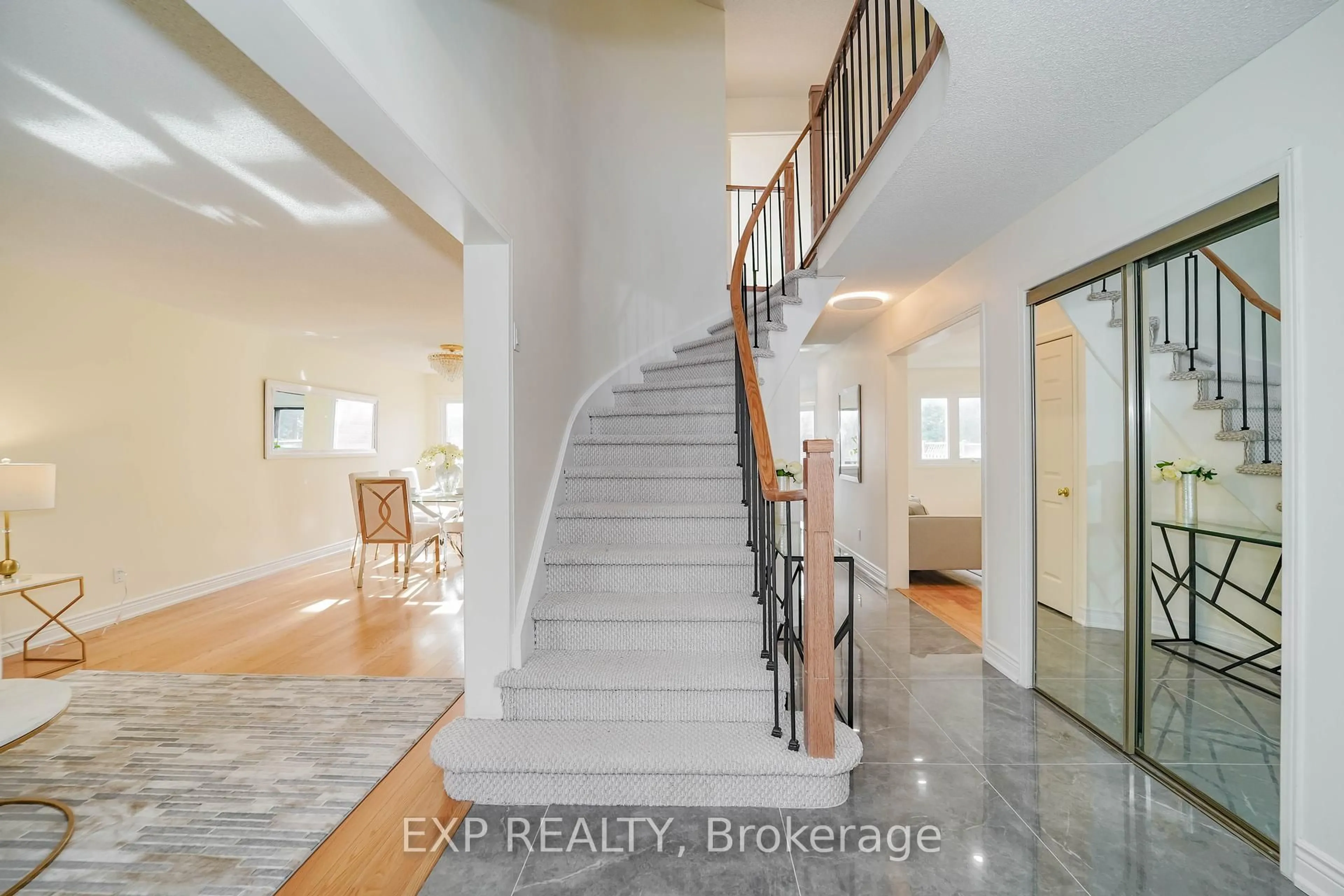 Indoor entryway for 28 Samantha Circ, Richmond Hill Ontario L4B 2R7