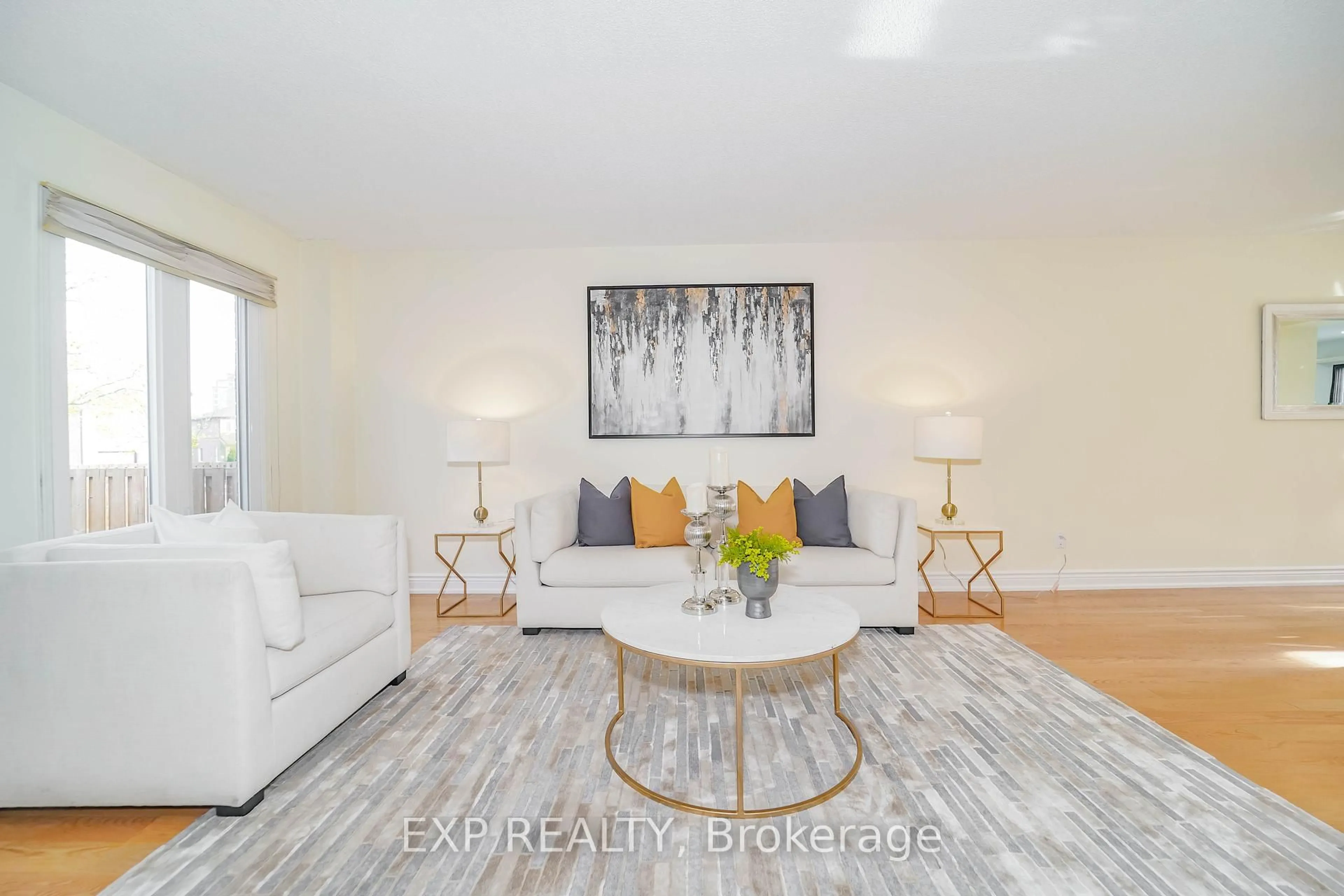 Living room with furniture, unknown for 28 Samantha Circ, Richmond Hill Ontario L4B 2R7
