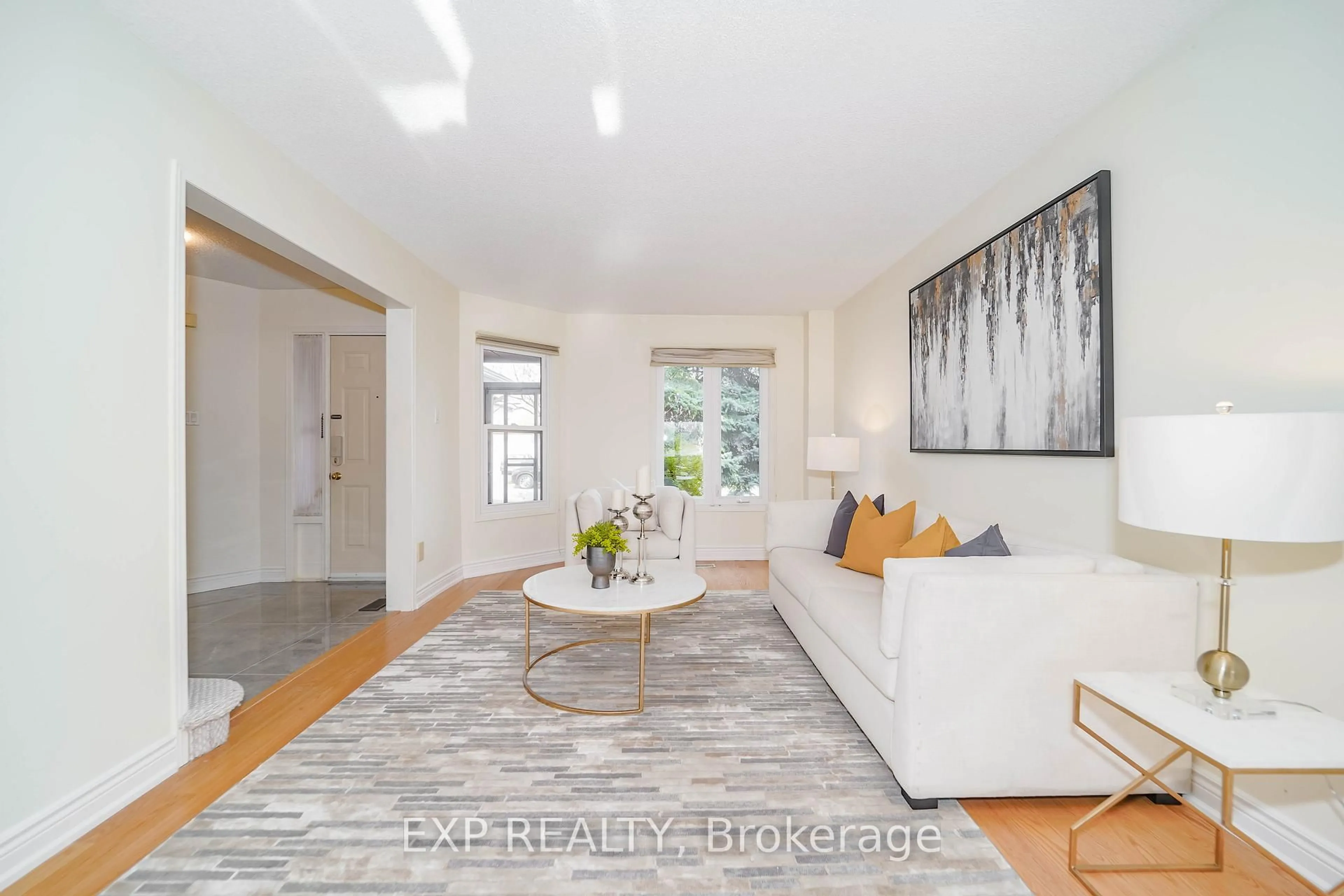 Living room with furniture, unknown for 28 Samantha Circ, Richmond Hill Ontario L4B 2R7