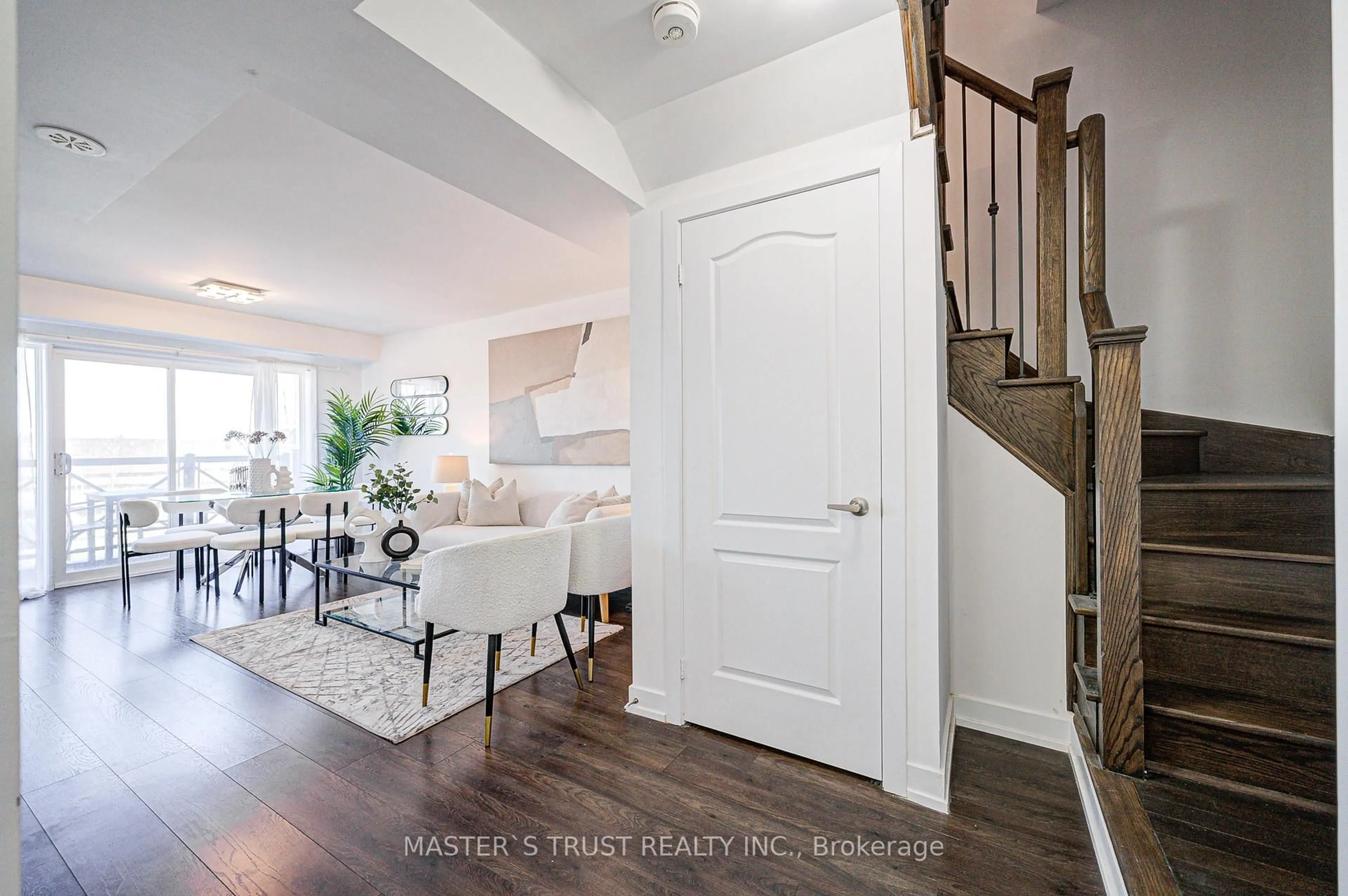 Indoor entryway for 10 Dunsheath Way #215, Markham Ontario L6B 1N3