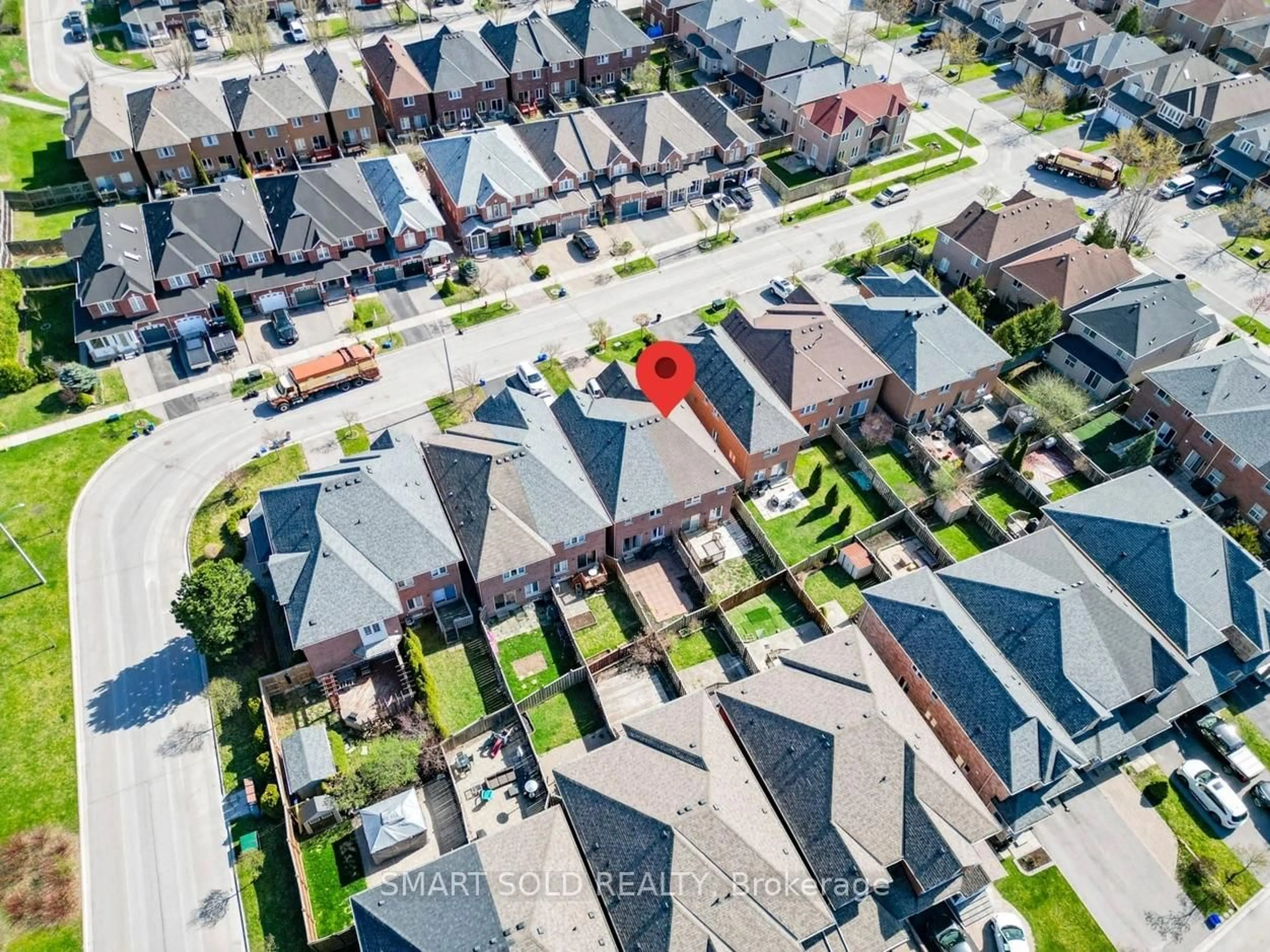 A pic from outside/outdoor area/front of a property/back of a property/a pic from drone, street for 24 Christephen Cres, Richmond Hill Ontario L4S 2S6
