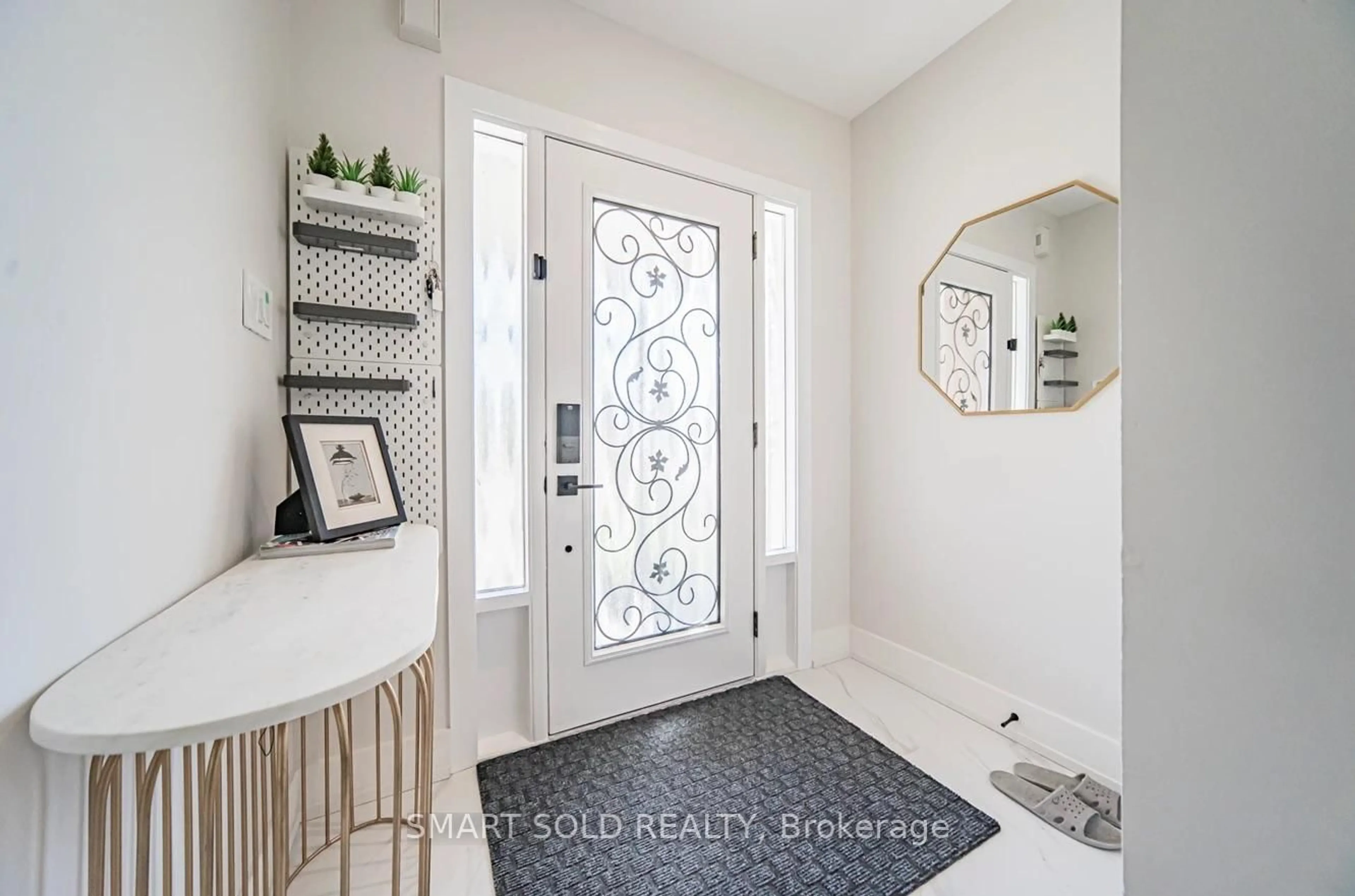 Indoor entryway for 24 Christephen Cres, Richmond Hill Ontario L4S 2S6