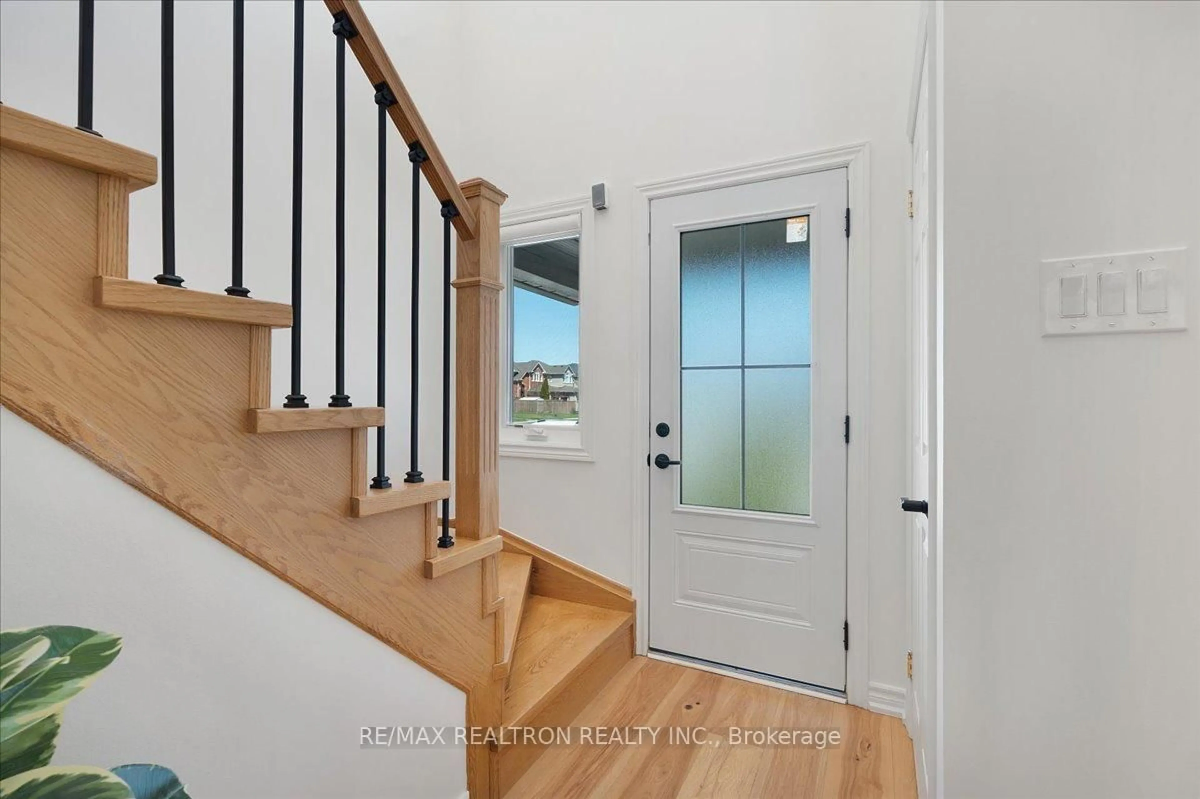 Indoor entryway for 176 Hawker Rd, Vaughan Ontario L6A 2J6