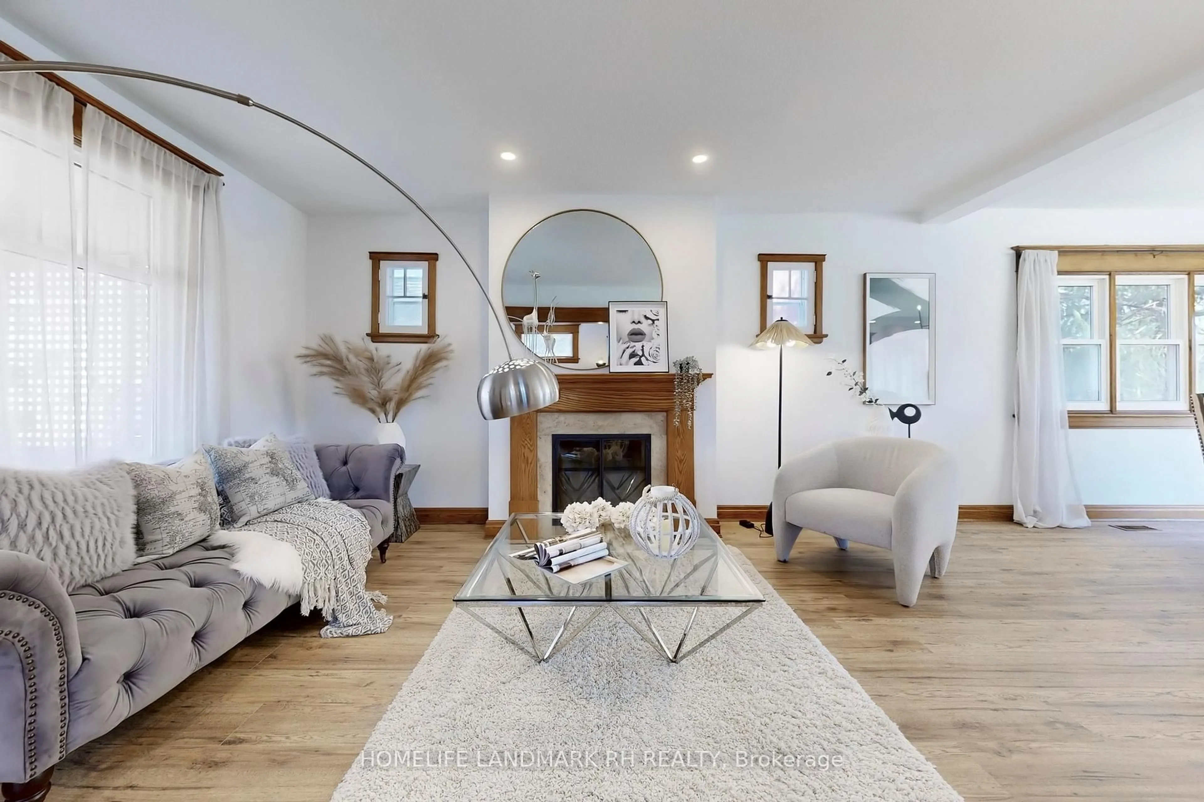 Living room with furniture, unknown for 107 Church St, Richmond Hill Ontario L4C 1W4