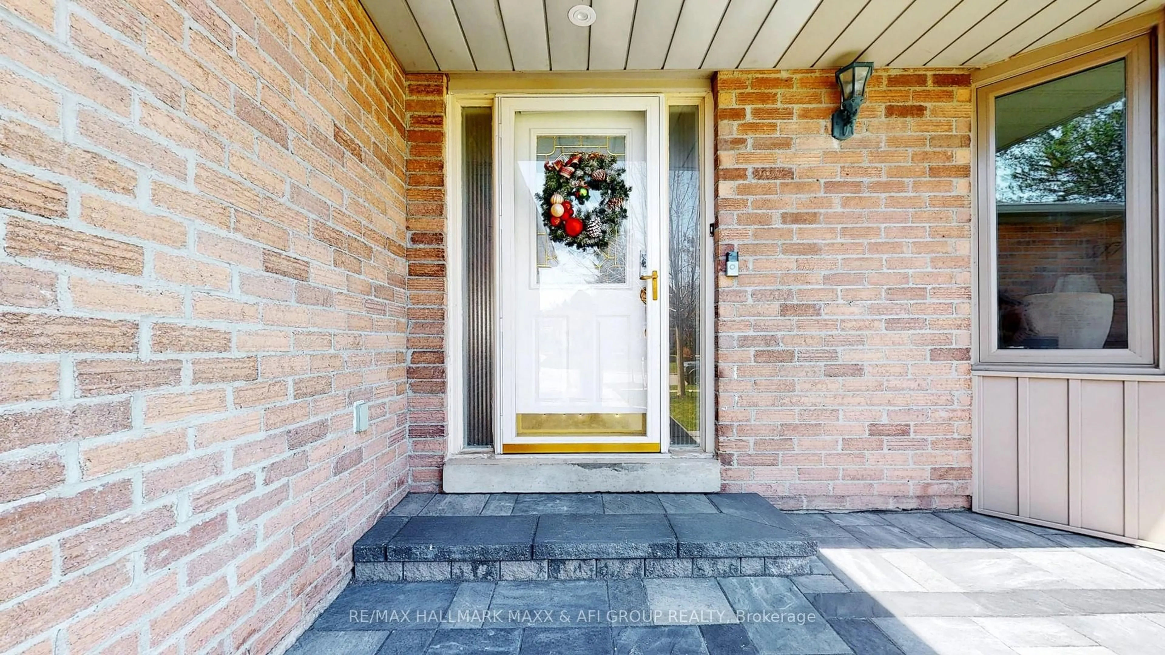 Indoor entryway for 86 Tamarac Tr, Aurora Ontario L4G 5S1