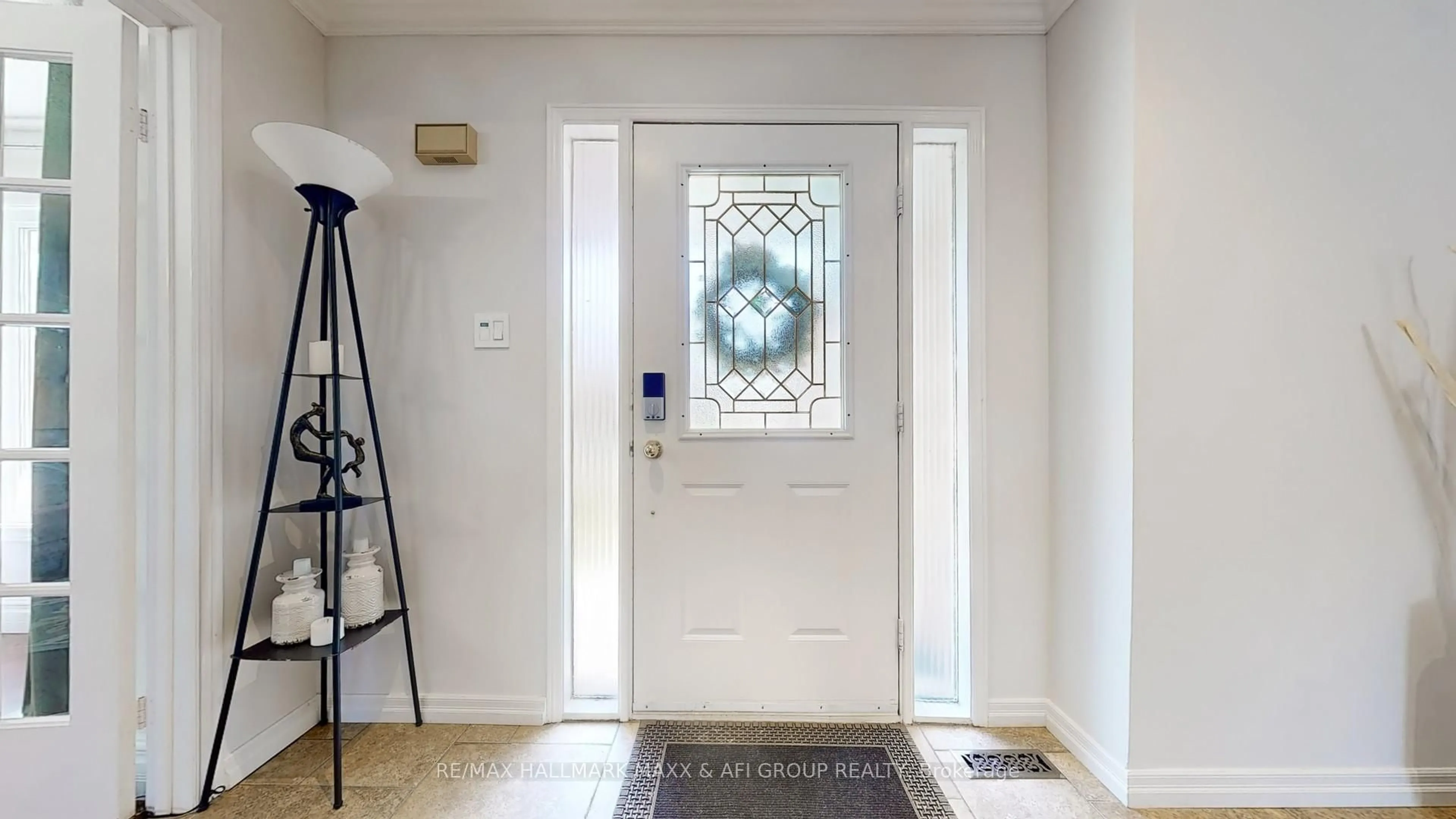 Indoor entryway for 86 Tamarac Tr, Aurora Ontario L4G 5S1