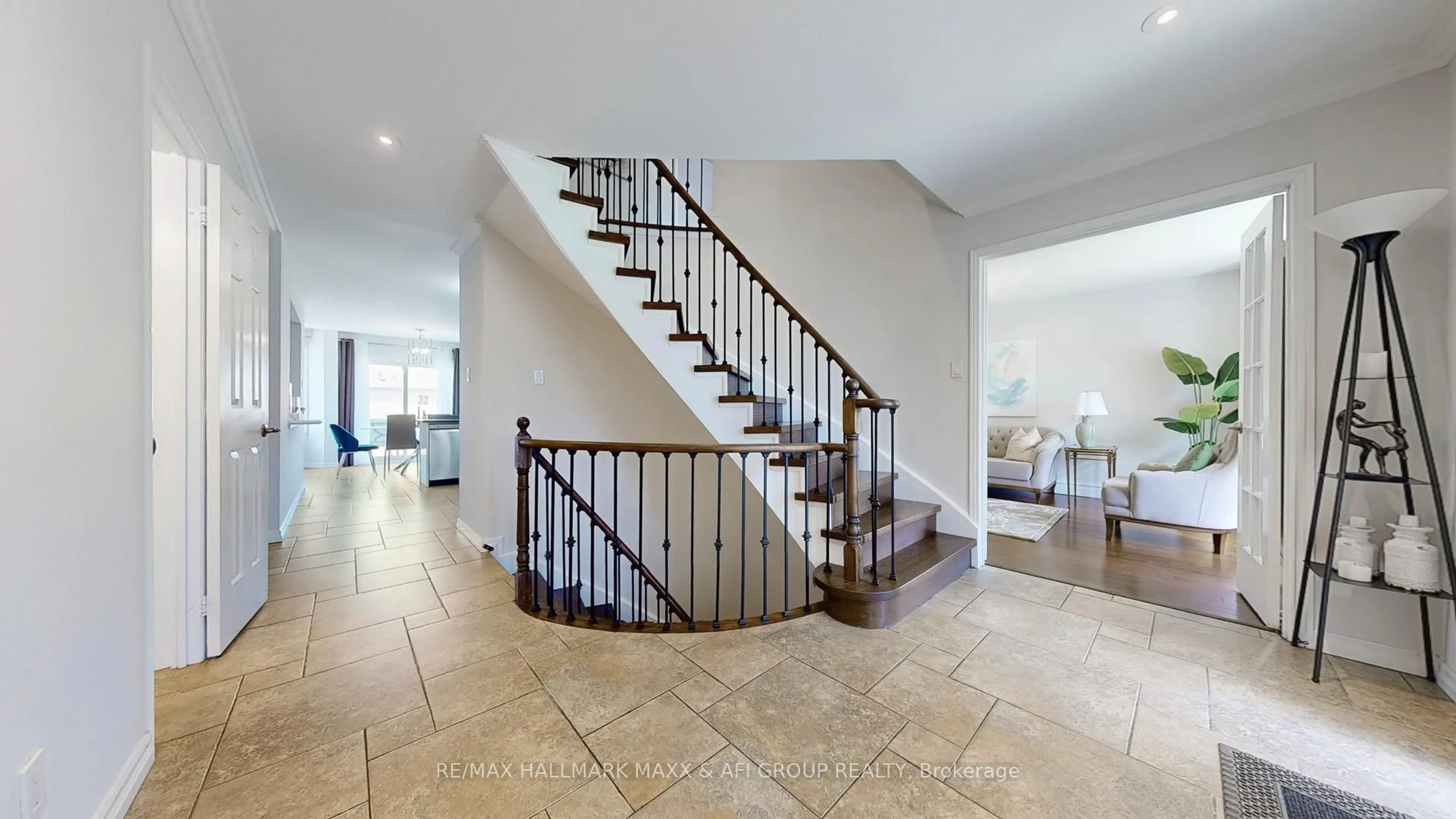 Indoor foyer for 86 Tamarac Tr, Aurora Ontario L4G 5S1