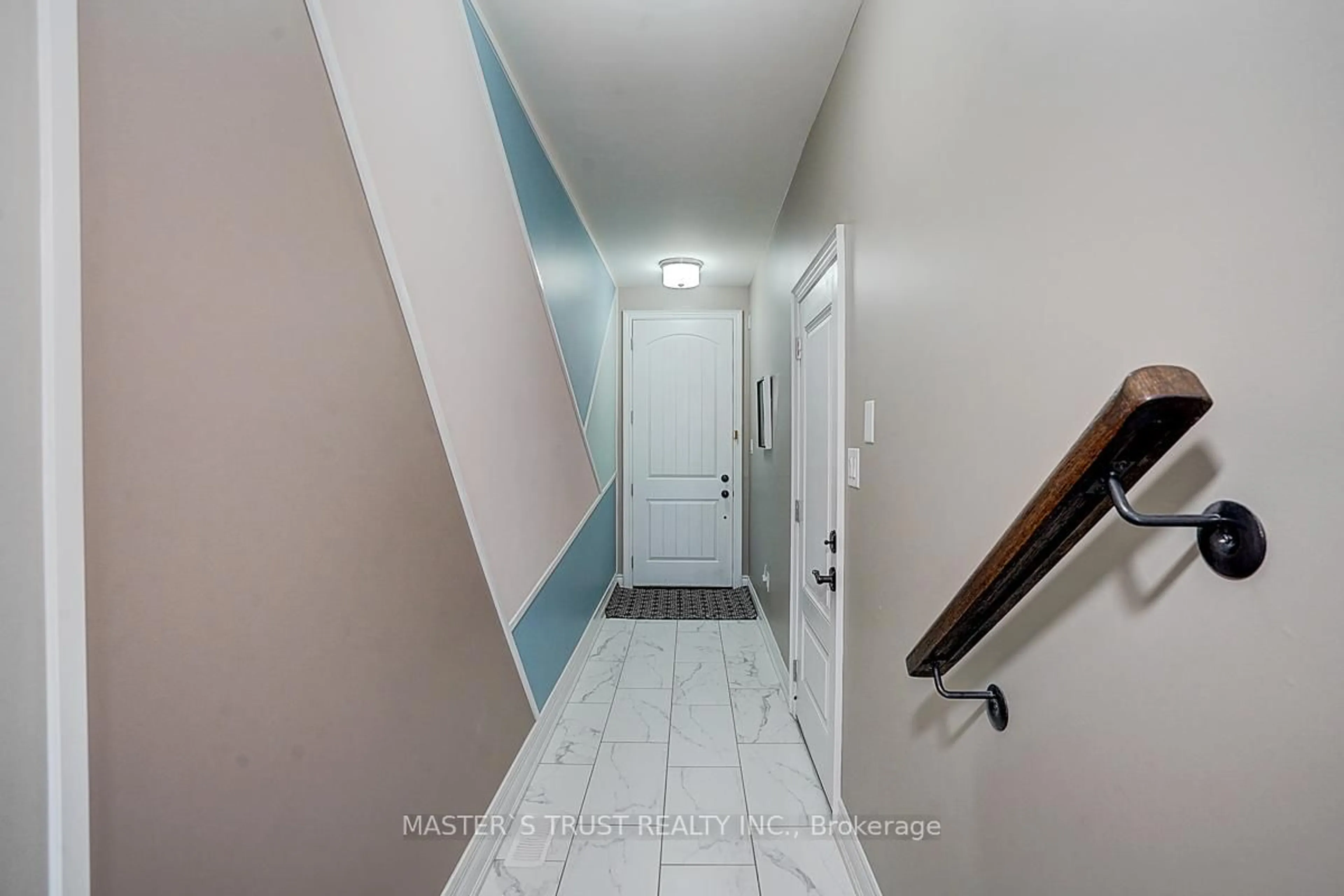 Indoor entryway for 10 Creekvalley Lane, Markham Ontario L6C 0Y7