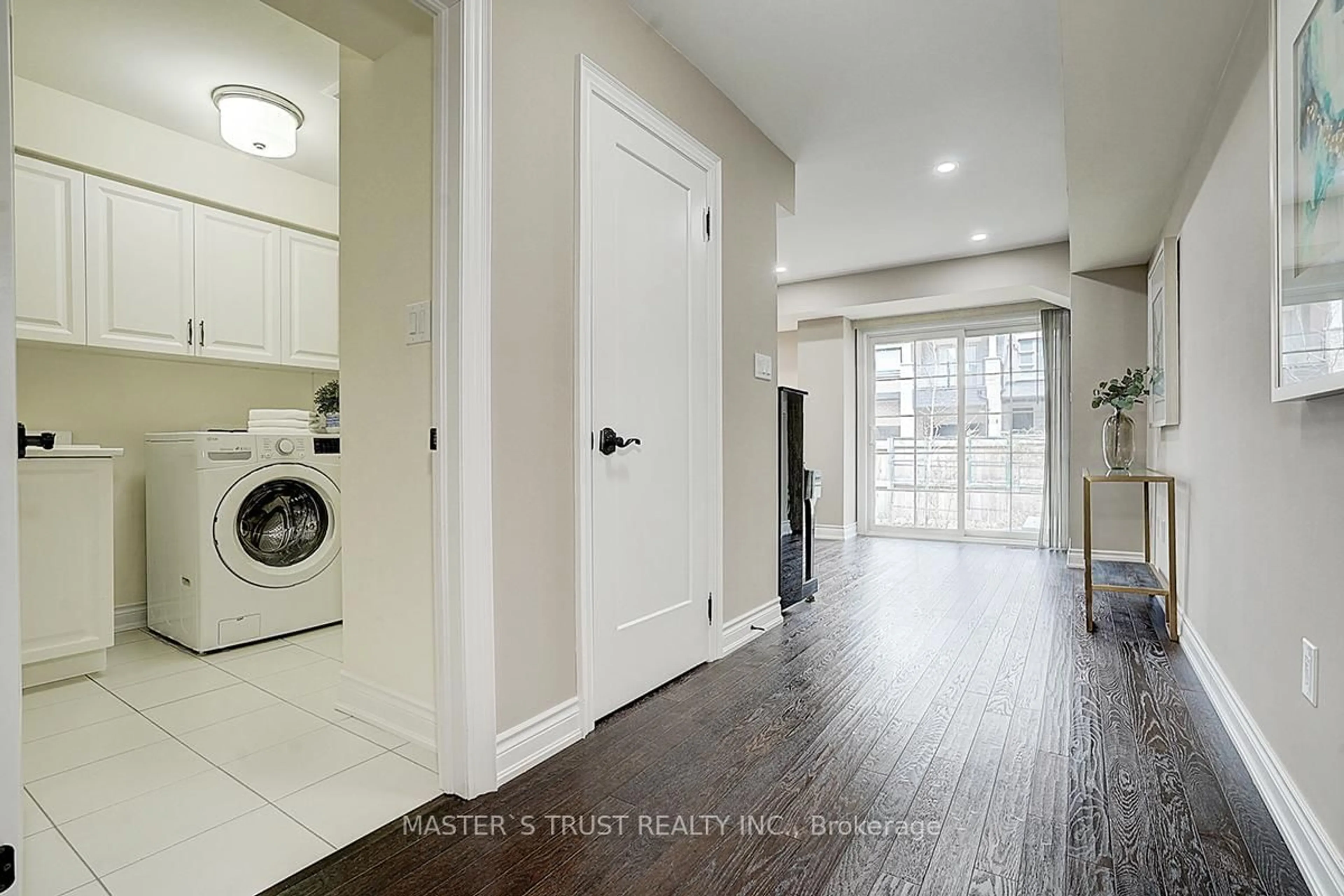 Indoor entryway for 10 Creekvalley Lane, Markham Ontario L6C 0Y7