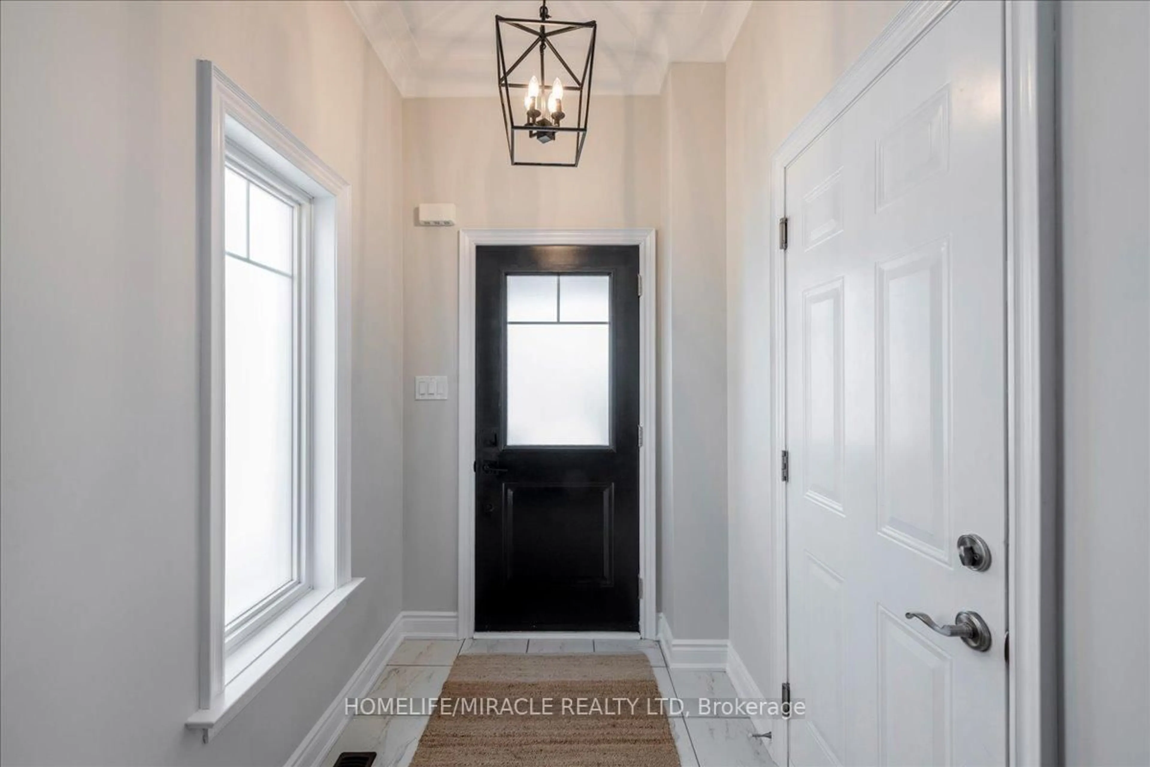 Indoor entryway for 133 Arnold Cres, New Tecumseth Ontario L9R 0T4