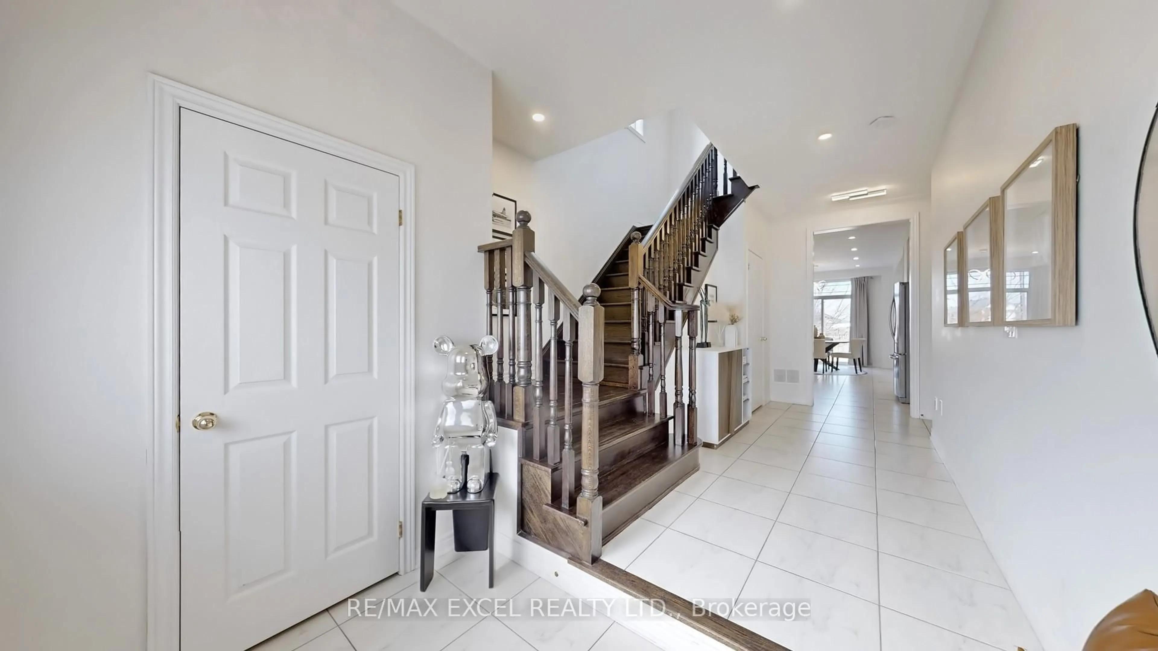 Indoor foyer for 11 Unity Gardens Dr, Markham Ontario L3R 5R6