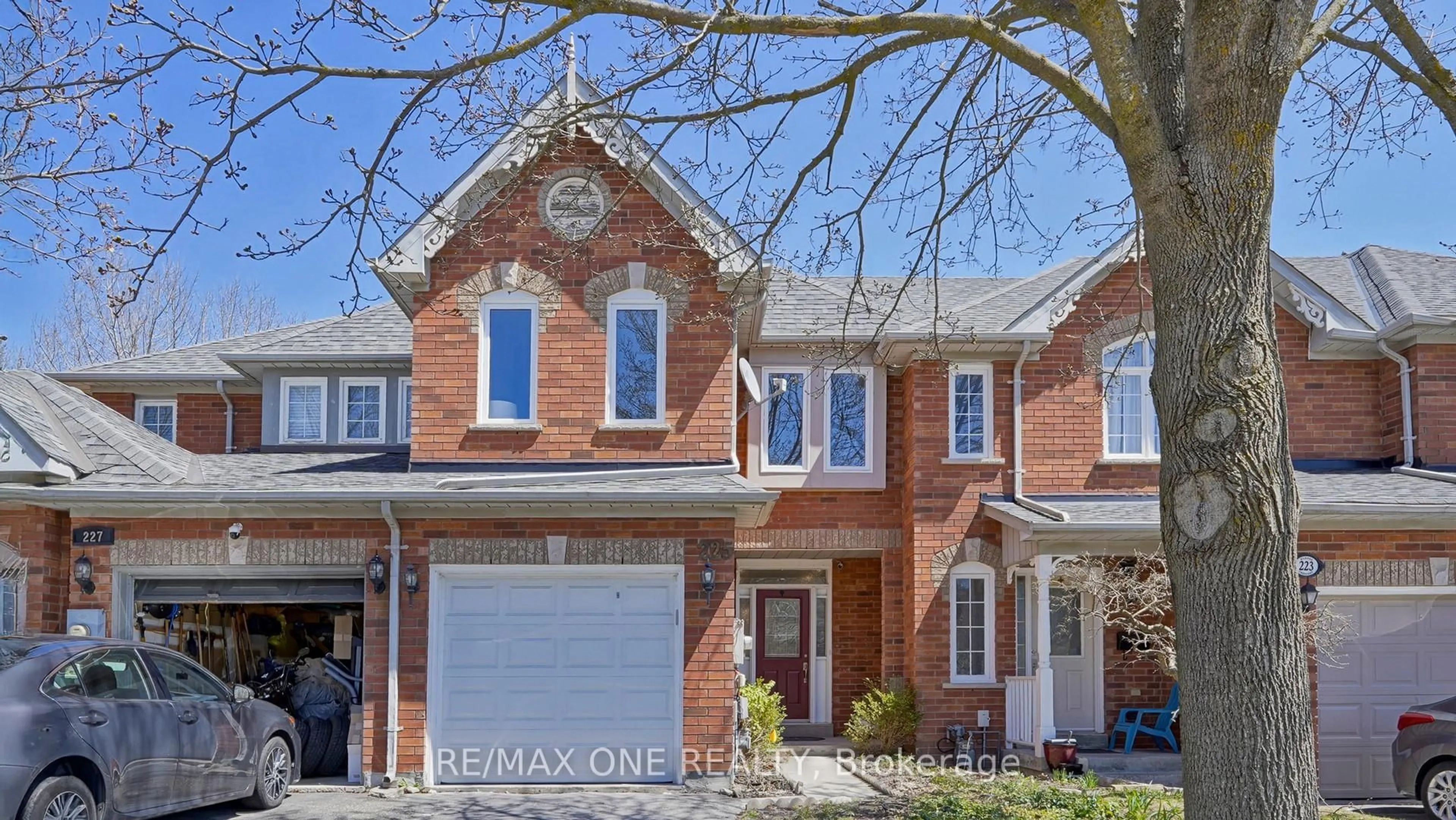Home with brick exterior material, street for 225 Warner Cres, Newmarket Ontario L3X 2C7