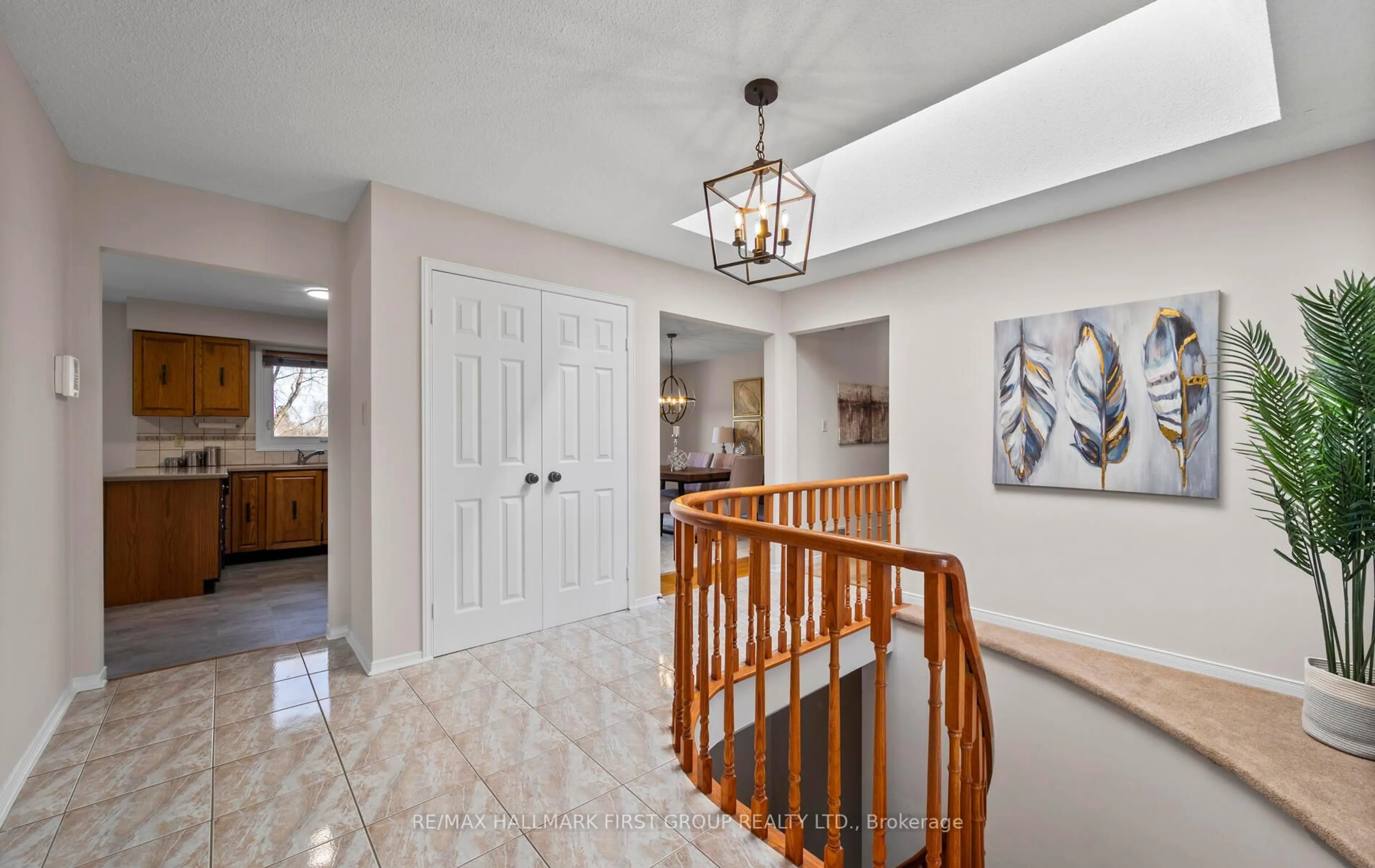Indoor entryway for 35 William St, East Gwillimbury Ontario L0G 1V0