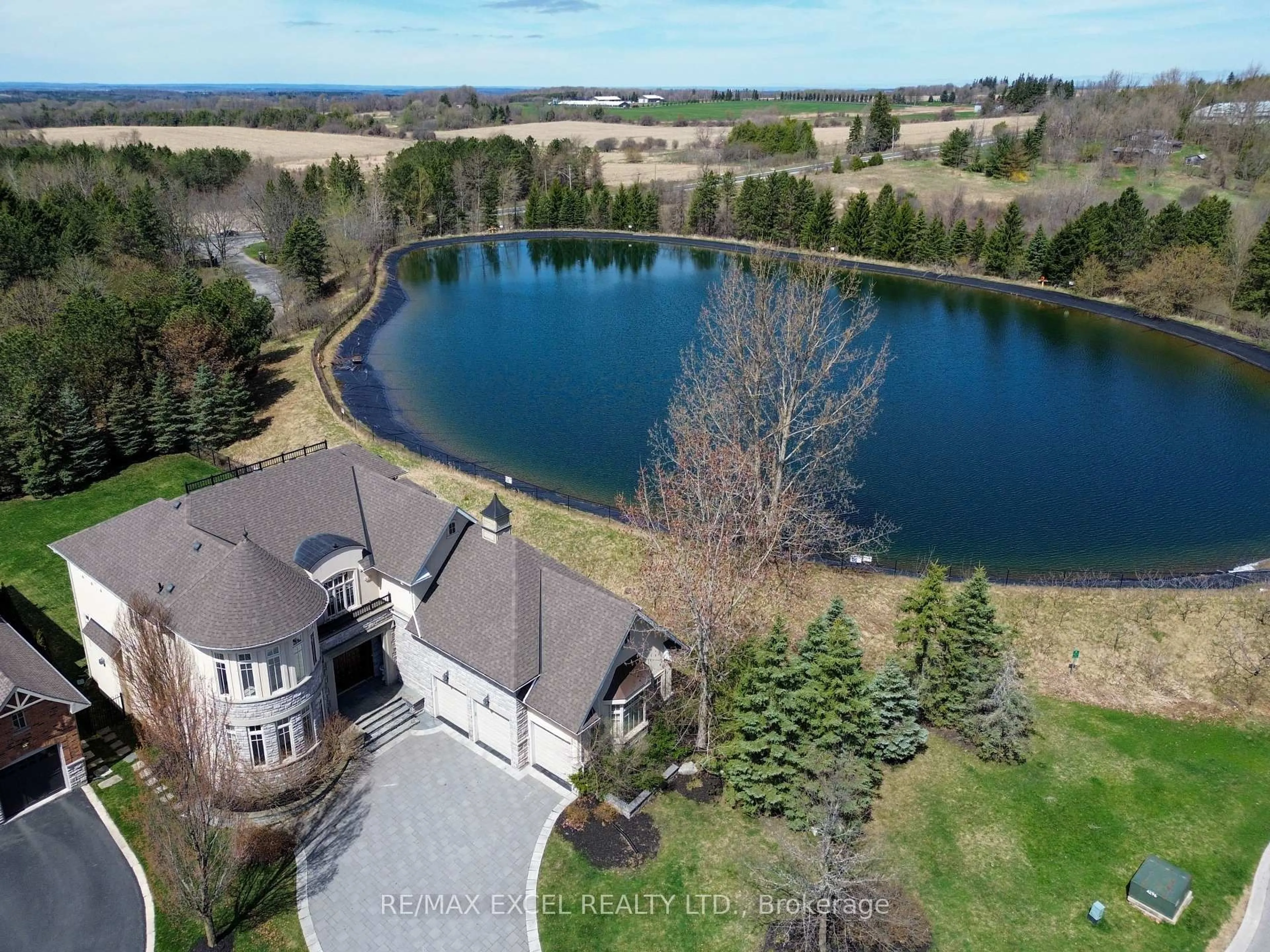 A pic from outside/outdoor area/front of a property/back of a property/a pic from drone, water/lake/river/ocean view for 8 Country Club Dr, King Ontario L7B 1M5