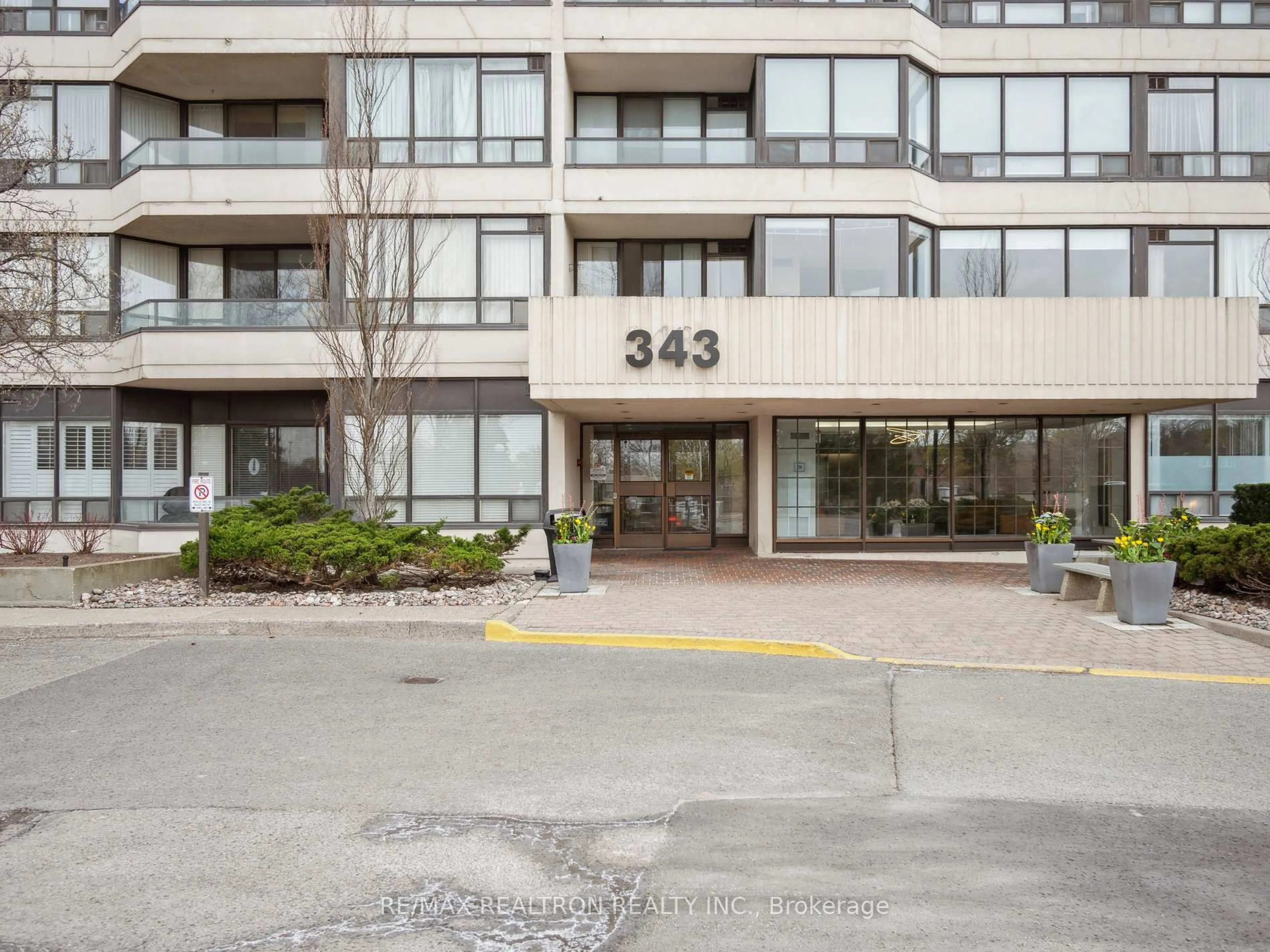 Indoor foyer for 343 Clark Ave #704, Vaughan Ontario L4J 7K5
