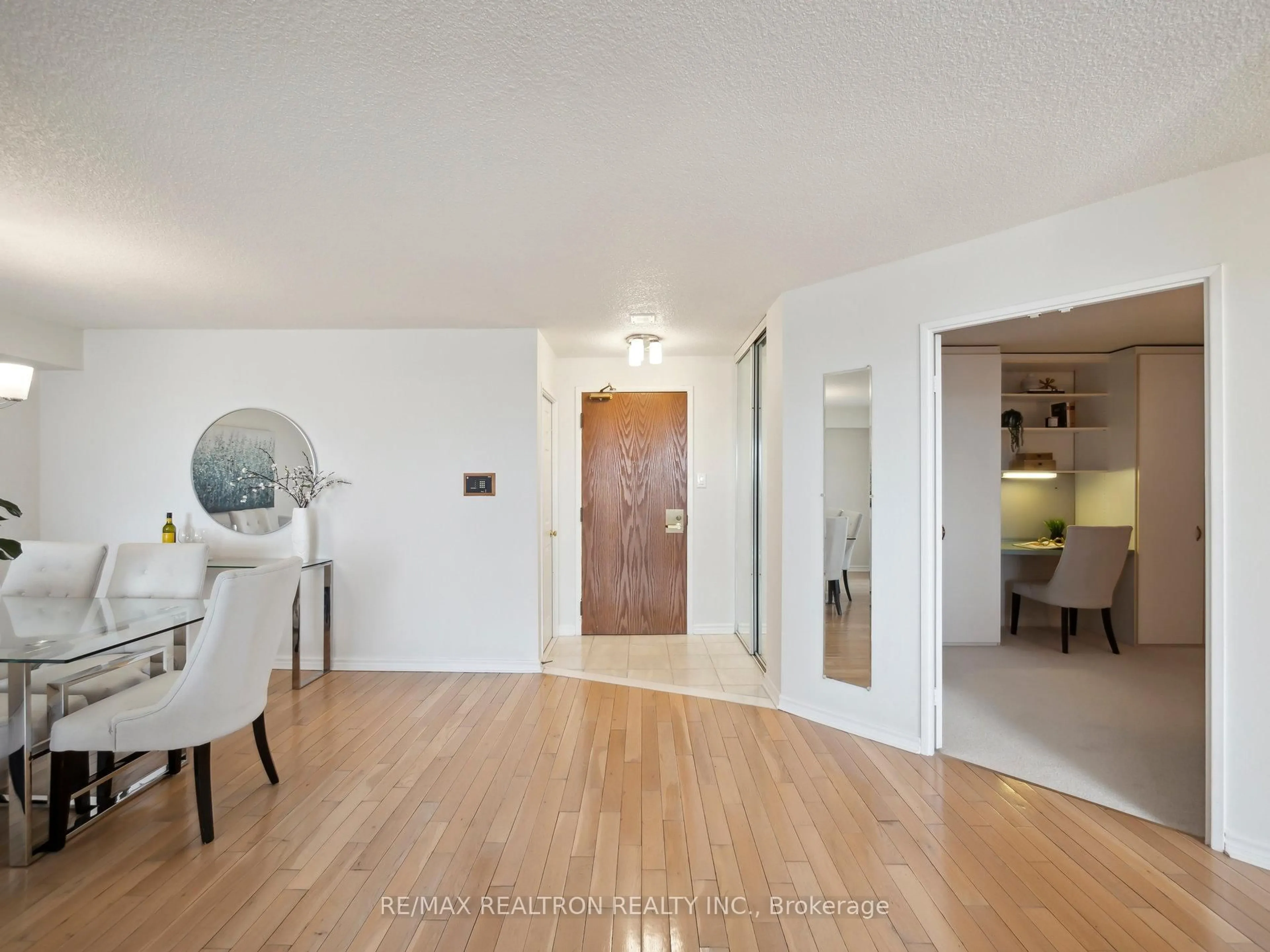 Indoor entryway for 343 Clark Ave #704, Vaughan Ontario L4J 7K5