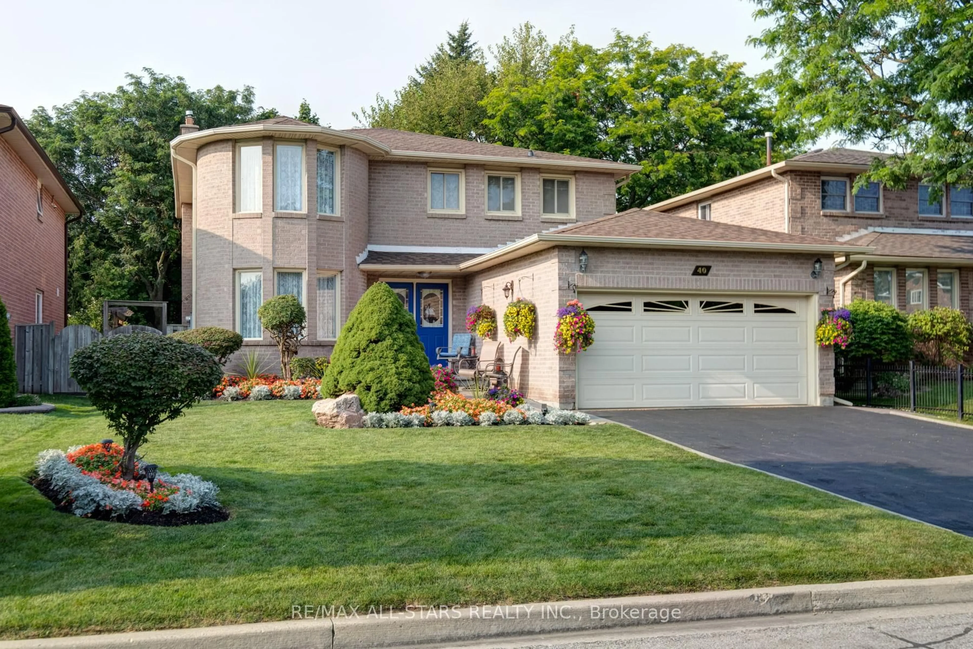 Home with vinyl exterior material, street for 40 Eastwood Cres, Markham Ontario L3P 5Z7
