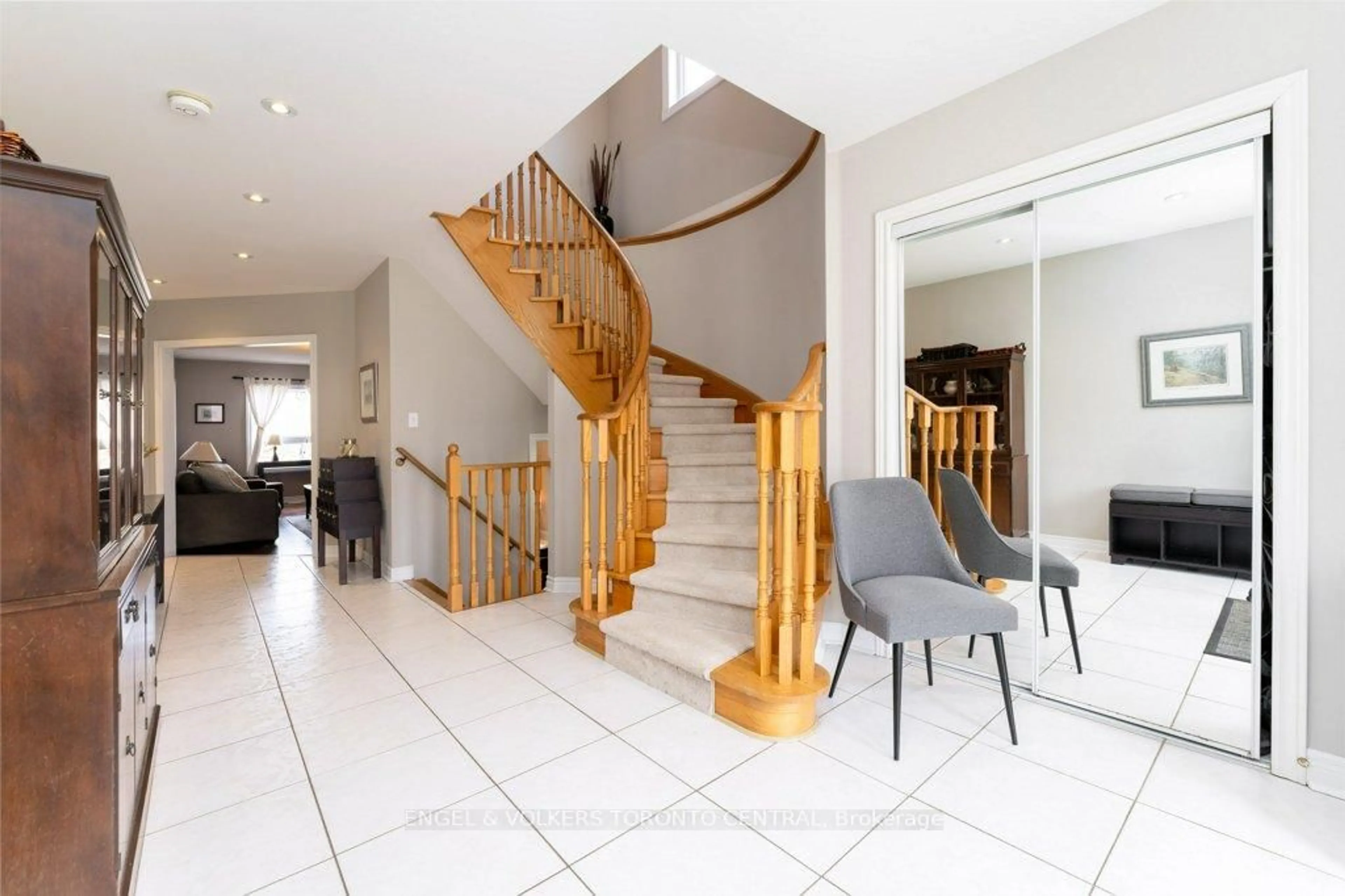 Indoor foyer for 167 Valentina Dr, Markham Ontario L3R 4R8