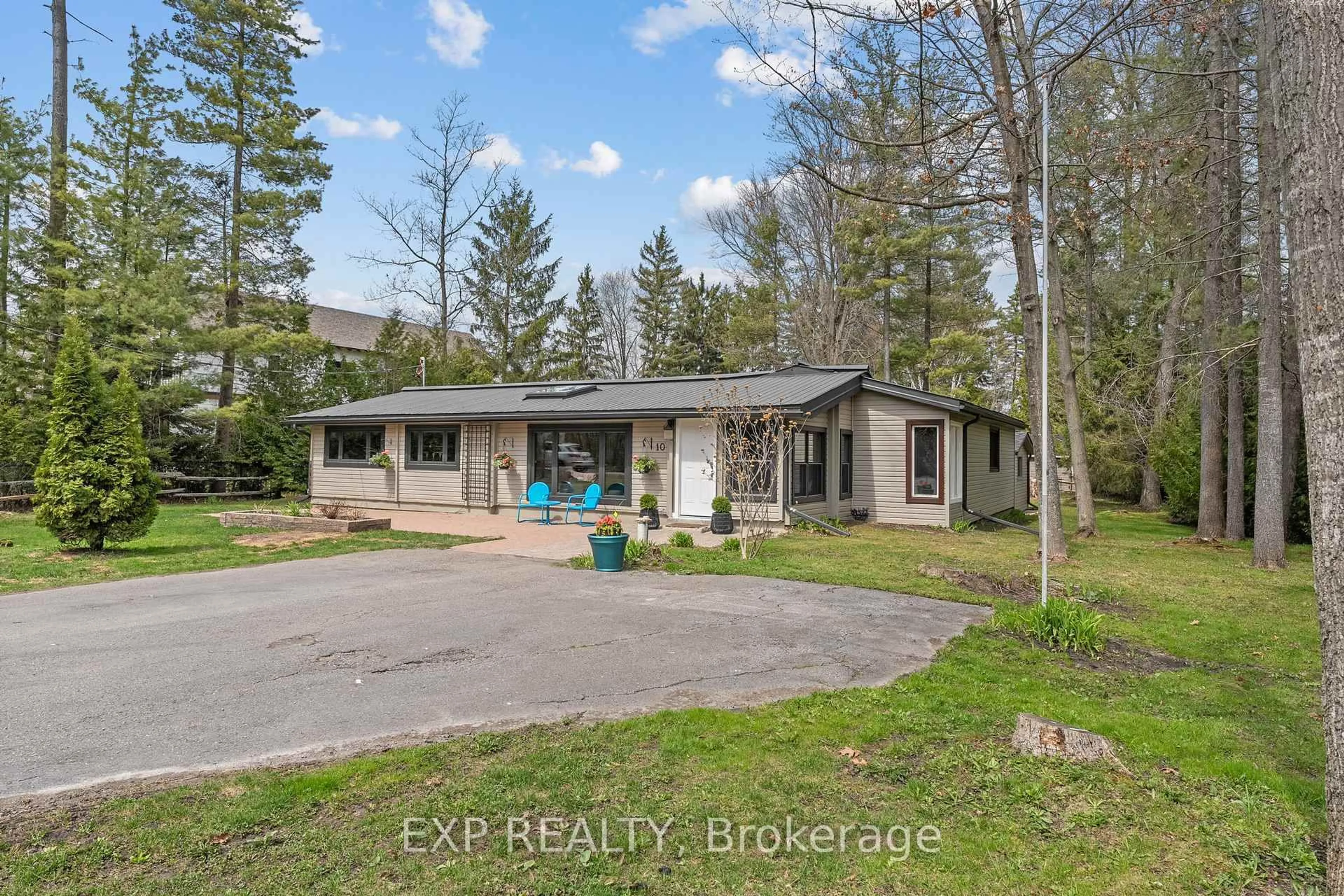 A pic from outside/outdoor area/front of a property/back of a property/a pic from drone, unknown for 10 Maplewood Lane, Georgina Ontario L0E 1R0