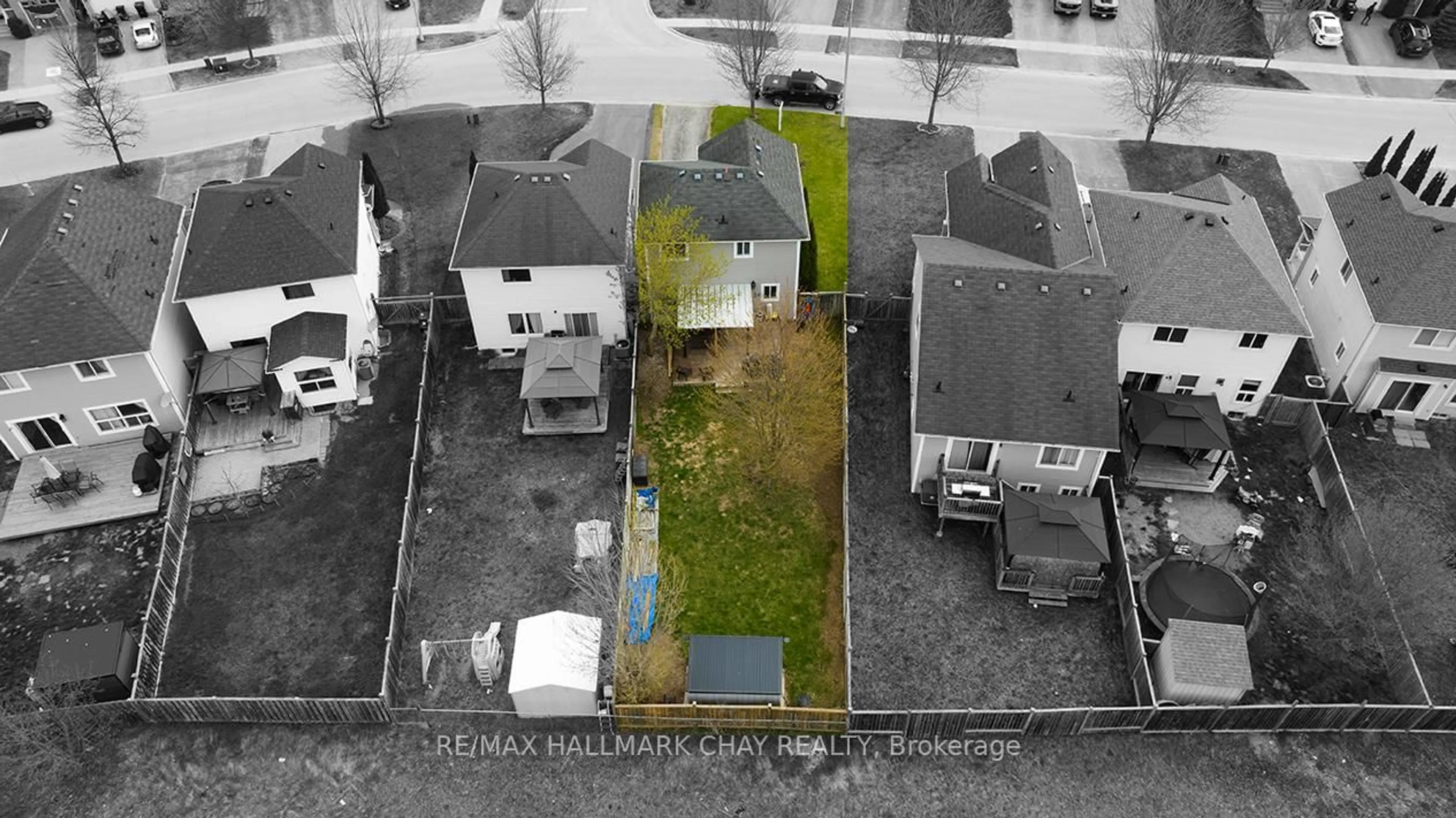 A pic from outside/outdoor area/front of a property/back of a property/a pic from drone, street for 154 Maplewood Dr, Essa Ontario L0M 1B4