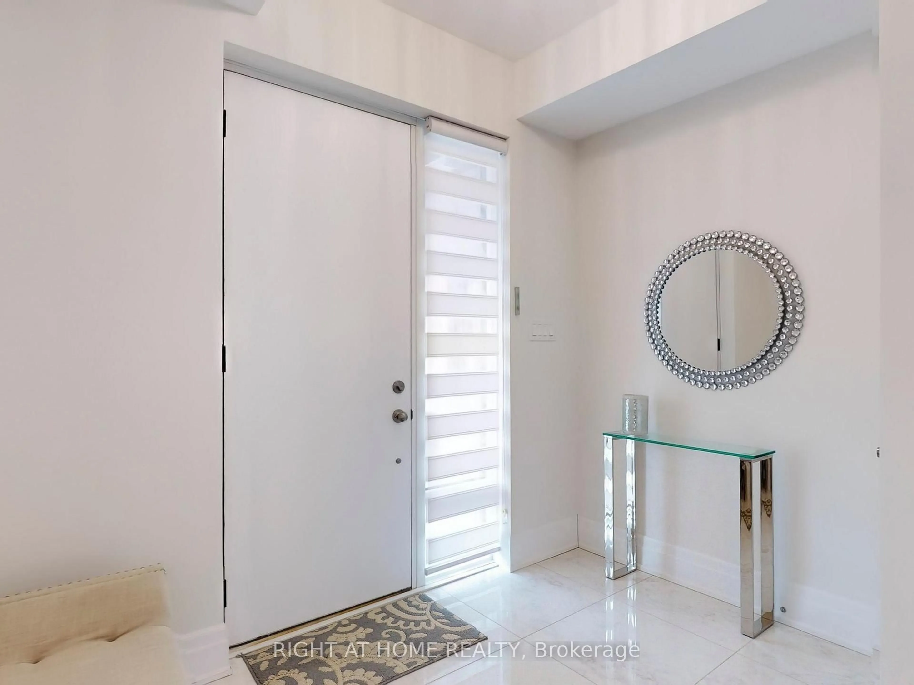 Indoor entryway for 10 Carrville Woods Circ, Vaughan Ontario L6A 4Z6