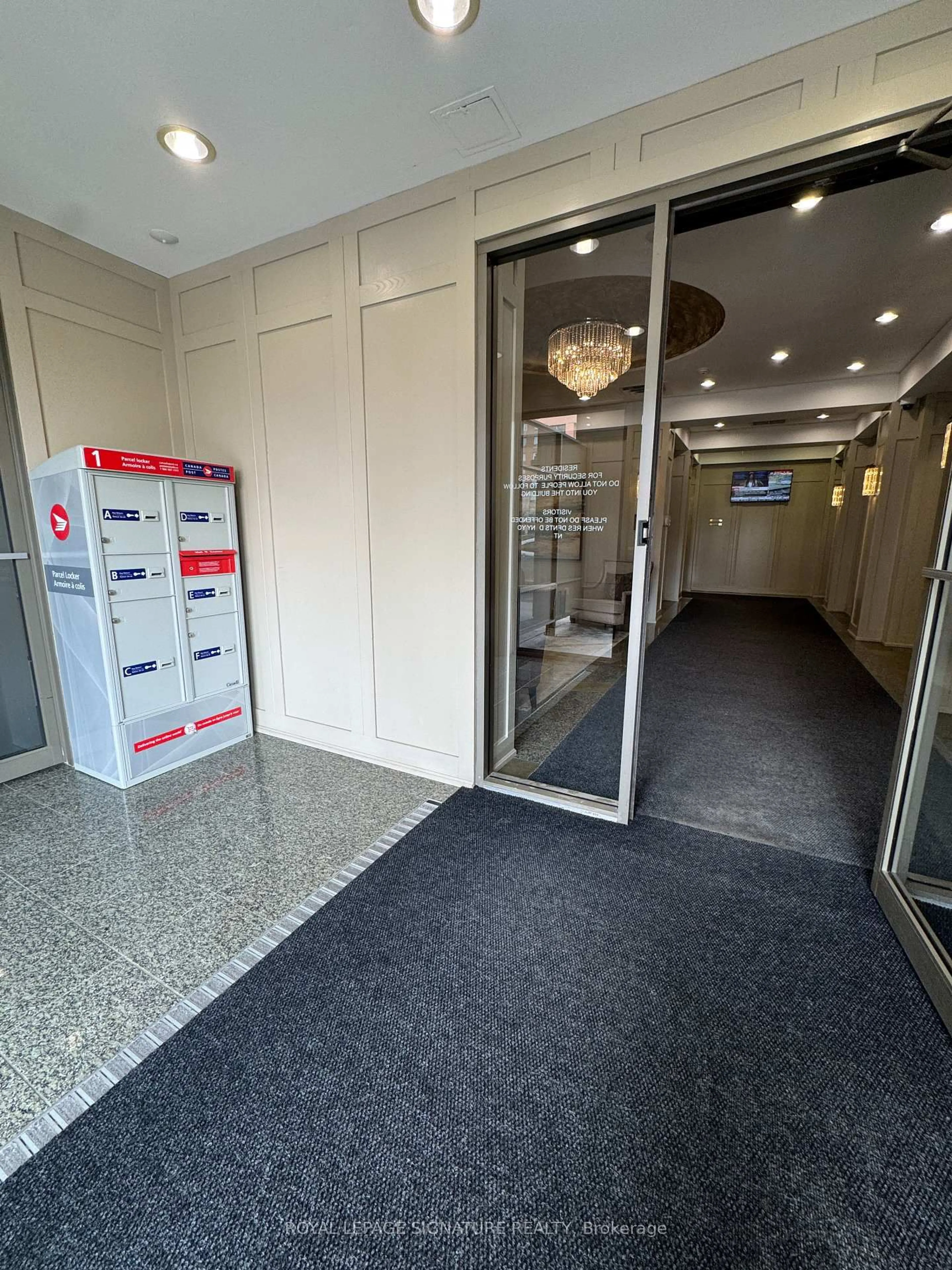 Indoor foyer for 9 Northern Heights Dr #413, Richmond Hill Ontario L4B 4M5