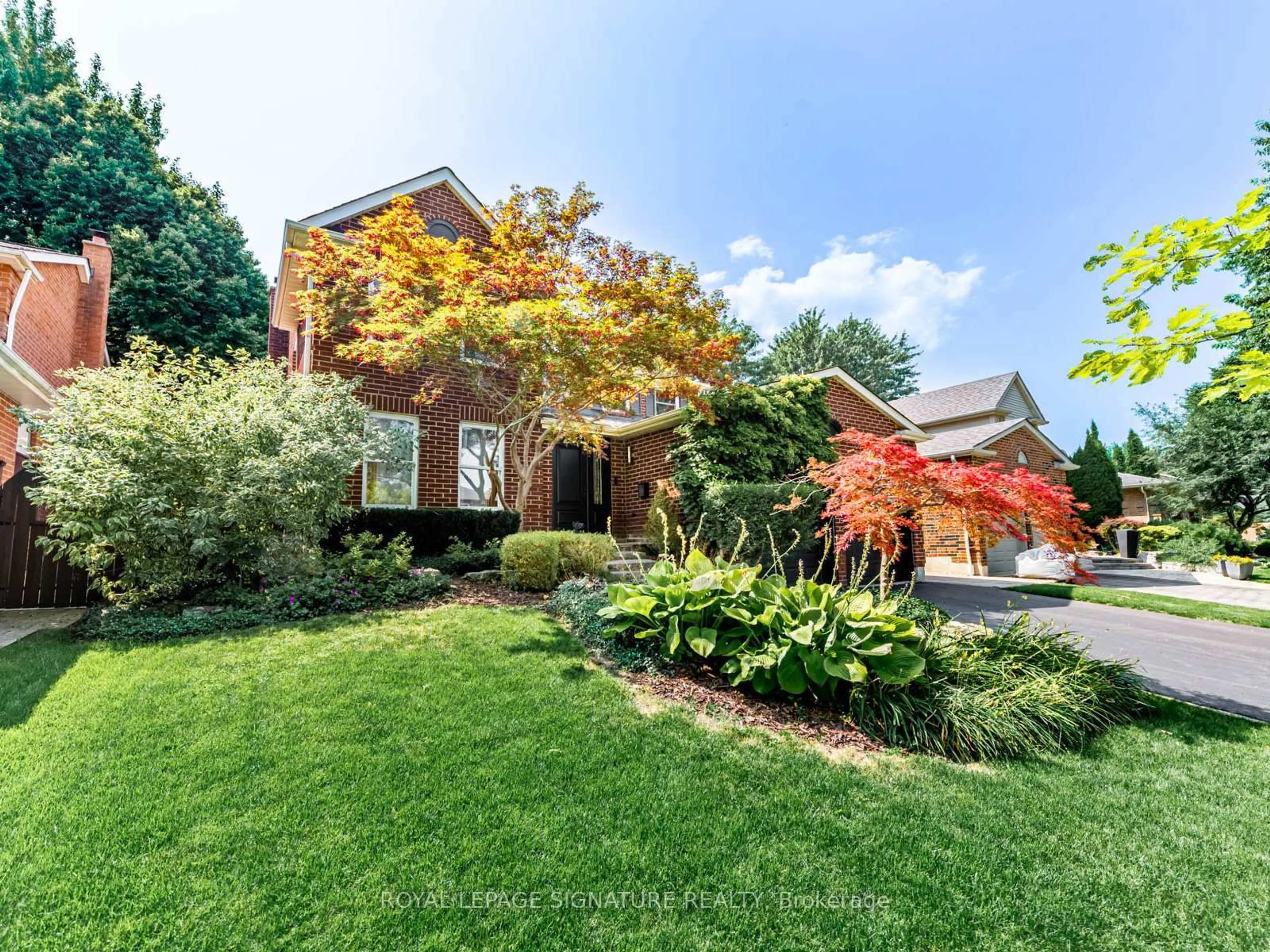 A pic from outside/outdoor area/front of a property/back of a property/a pic from drone, street for 21 Emeline Cres, Markham Ontario L3P 4G2