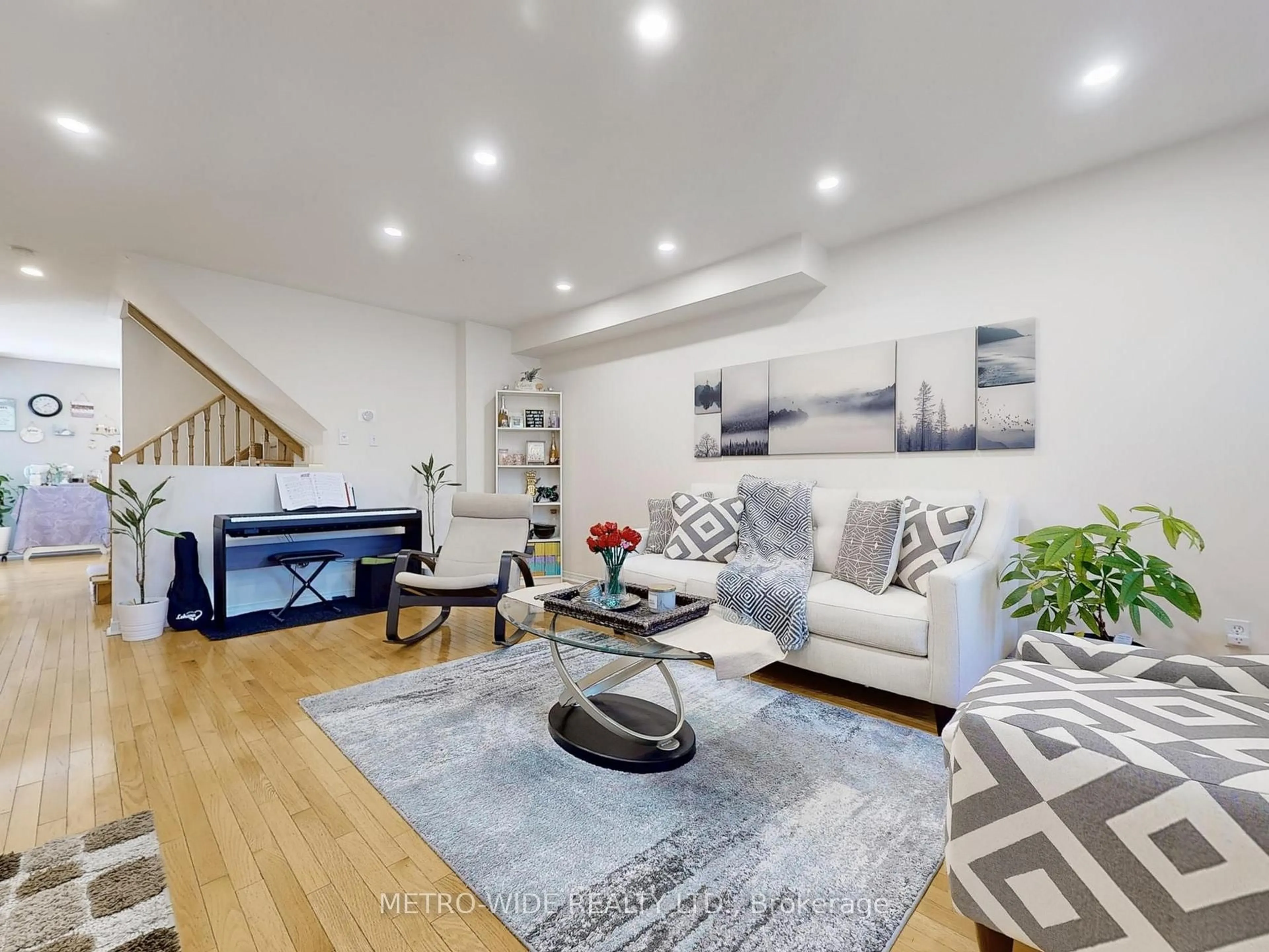 Living room with furniture, unknown for 41 Glasgow Cres, Georgina Ontario L4P 4B3