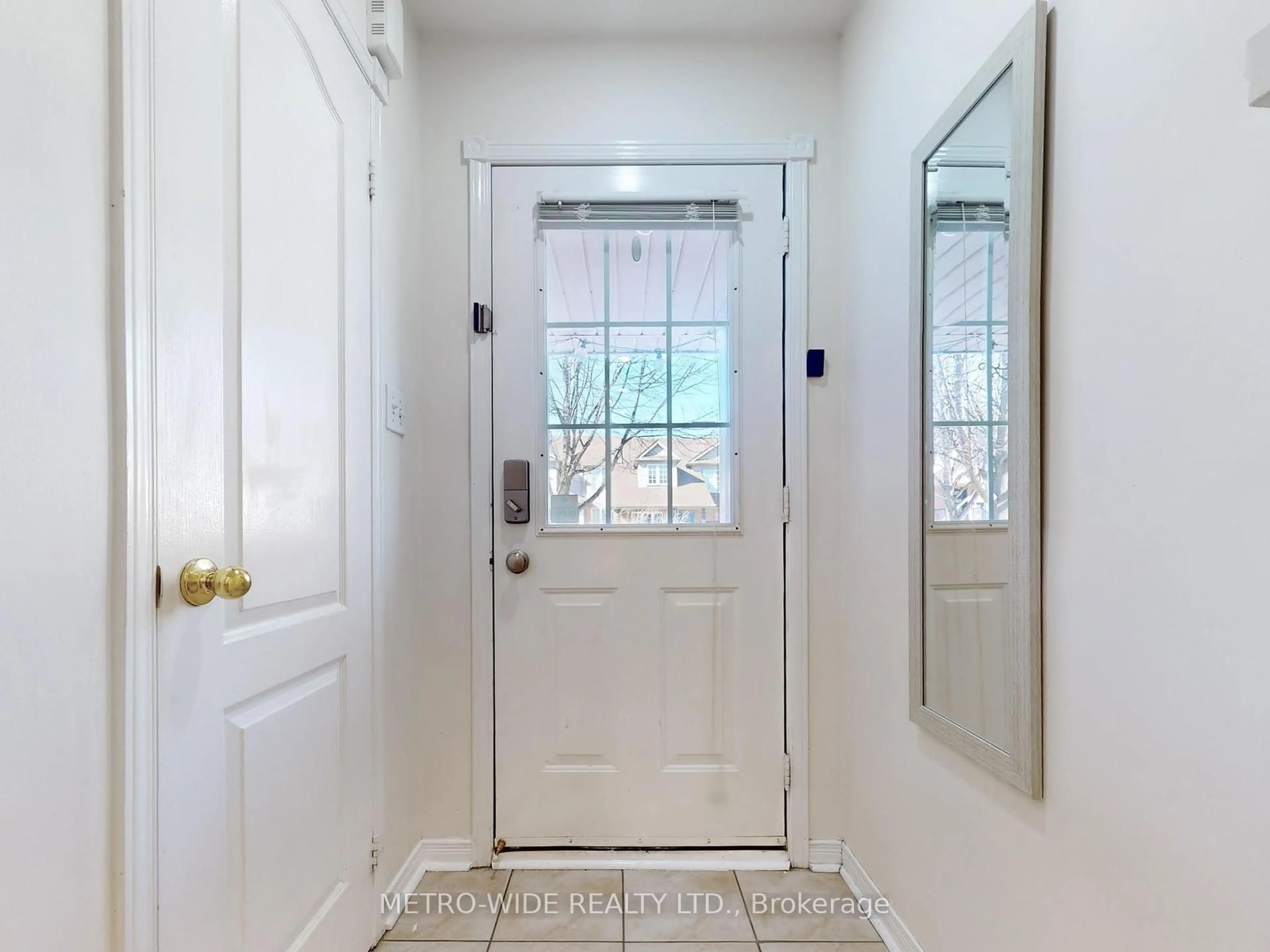 Indoor entryway for 41 Glasgow Cres, Georgina Ontario L4P 4B3