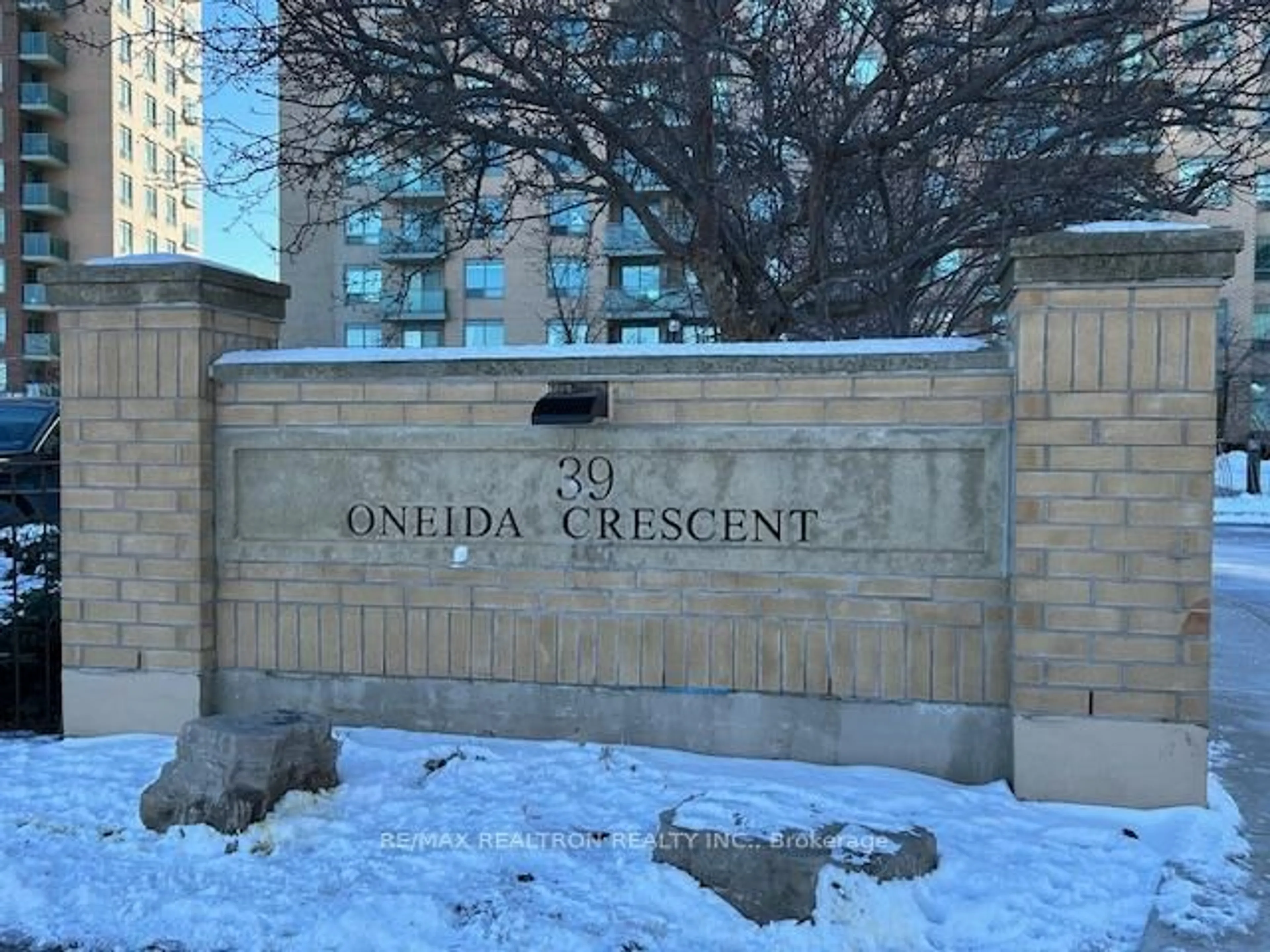 Indoor foyer for 39 Oneida Cres #413, Richmond Hill Ontario L4B 4T9